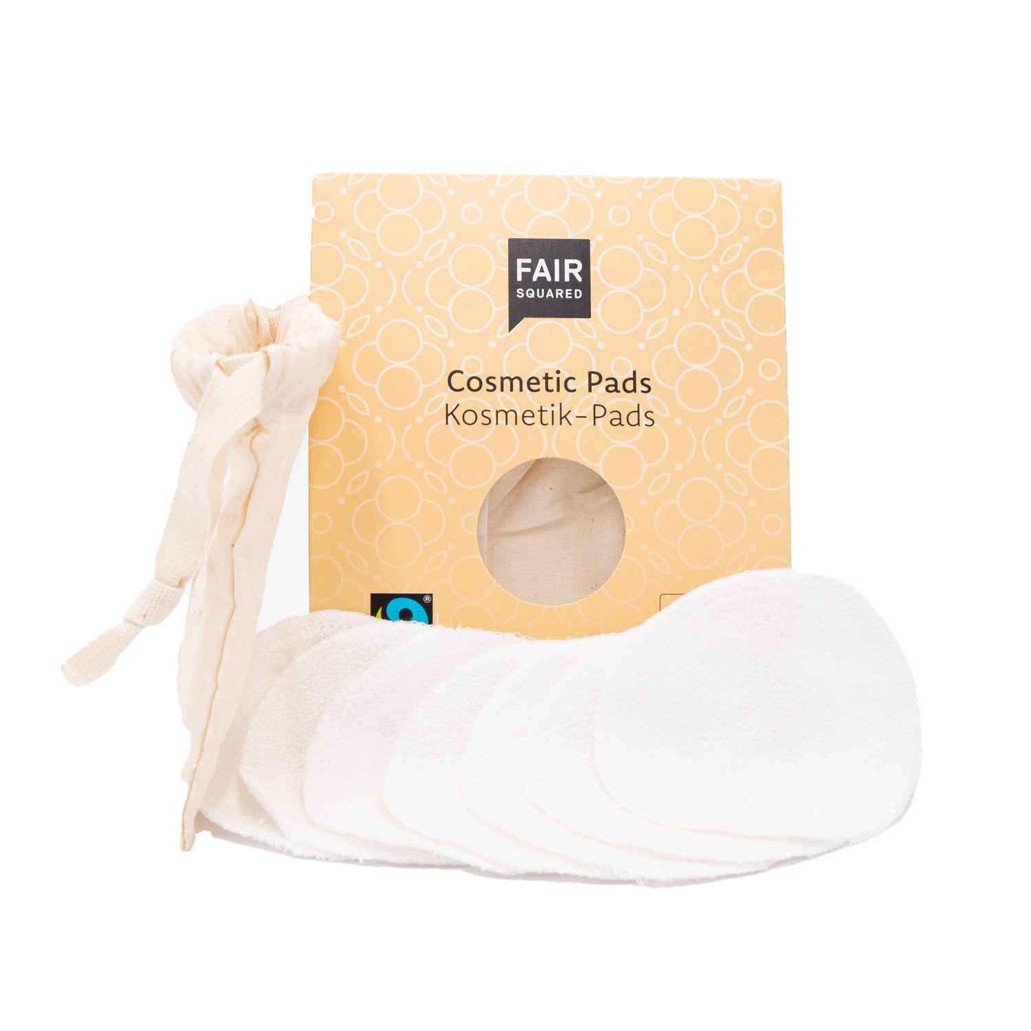 Ein Satz wiederverwendbarer weißer Kosmetikpads, die vor einer Pappschachtel der Marke Fair Squared angeordnet sind, mit einem kleinen Beutel mit Kordelzug daneben.
