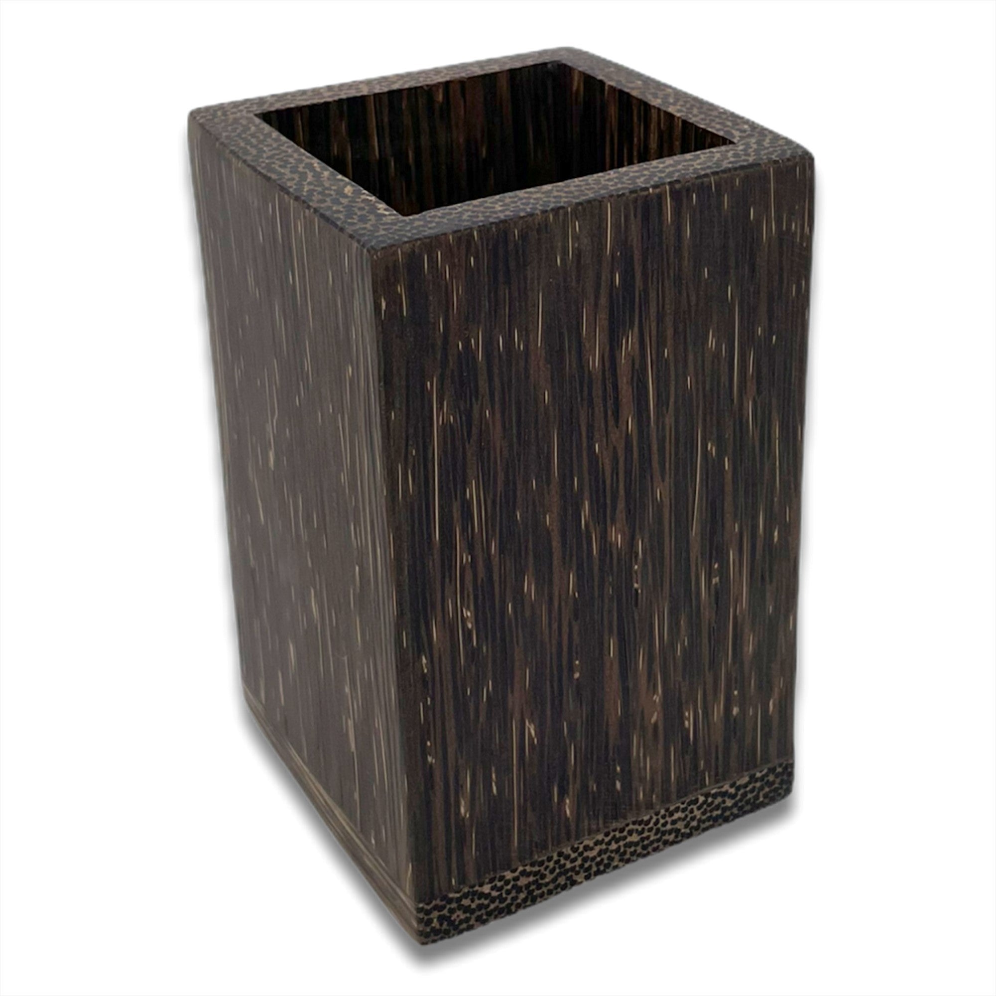 Ein quadratischer, dunkelbrauner Stifthalter aus Holz mit sichtbarer Maserung und offener Oberseite vor einem weißen Hintergrund.