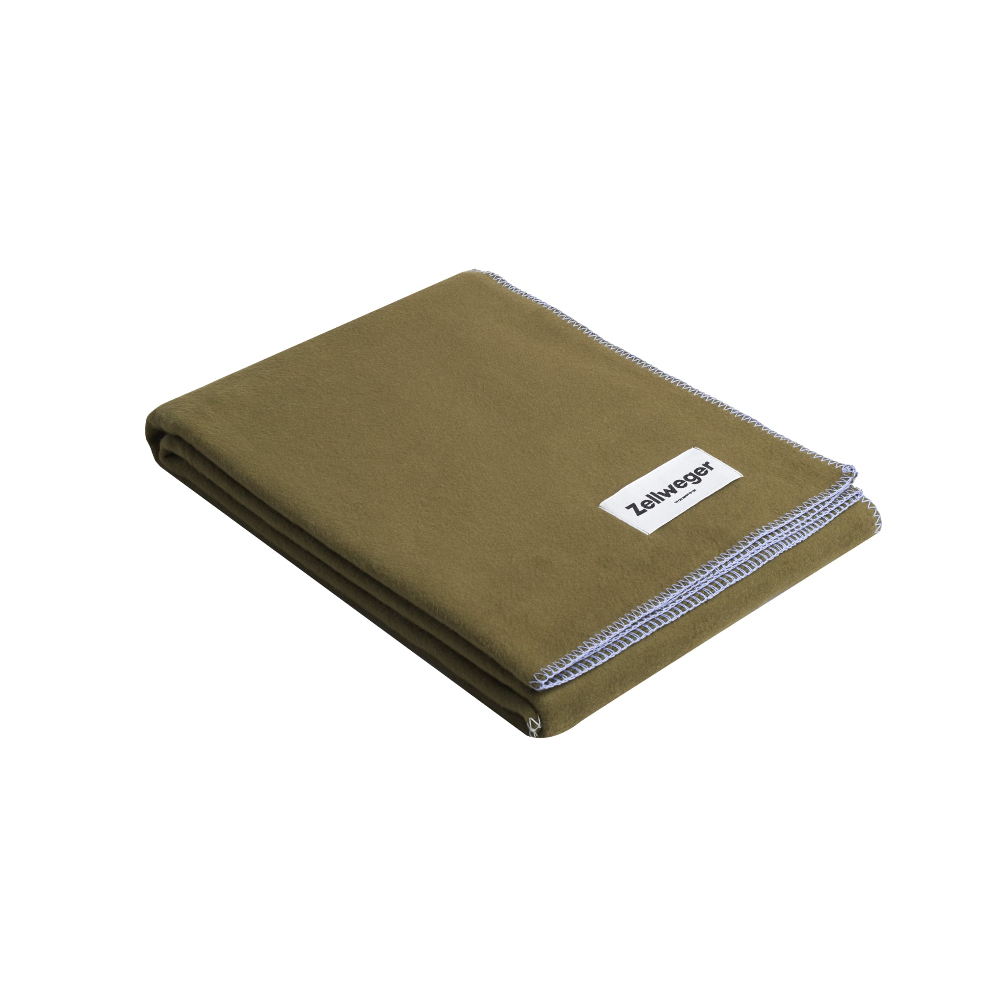 Grüne, gefaltete Decke mit einem weißen Etikett an der oberen Kante und einer gestickten Umrandung.