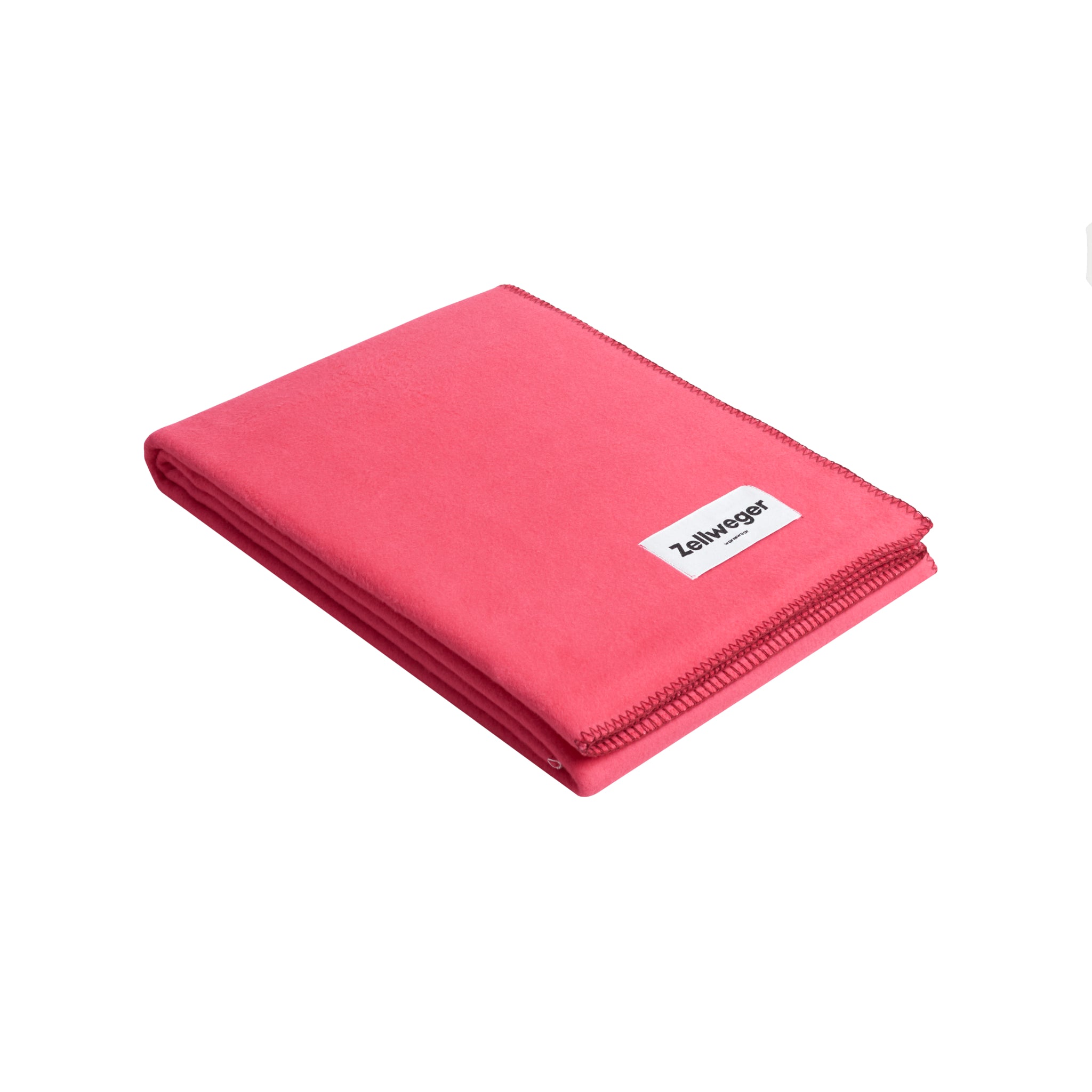 Gefaltete, rosafarbene Decke mit einem weißen Etikett auf einem weißen Hintergrund.