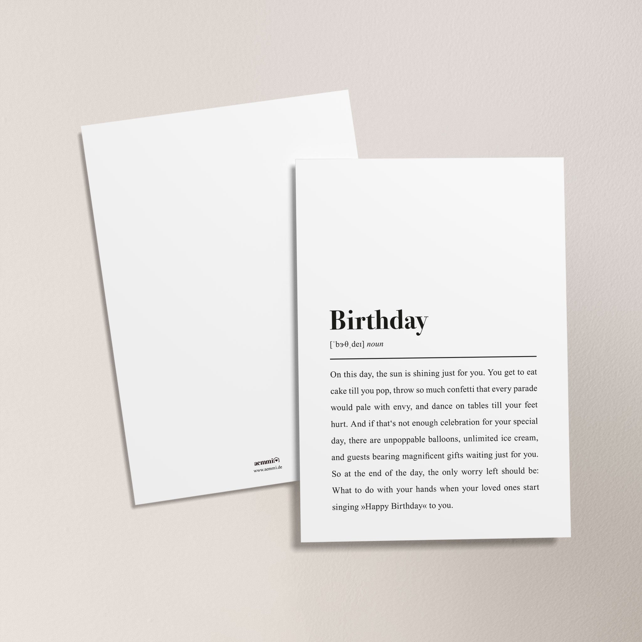 Zwei weiße Karten auf einer hellen Oberfläche, eine mit einem Text zur Definition von "Geburtstag".