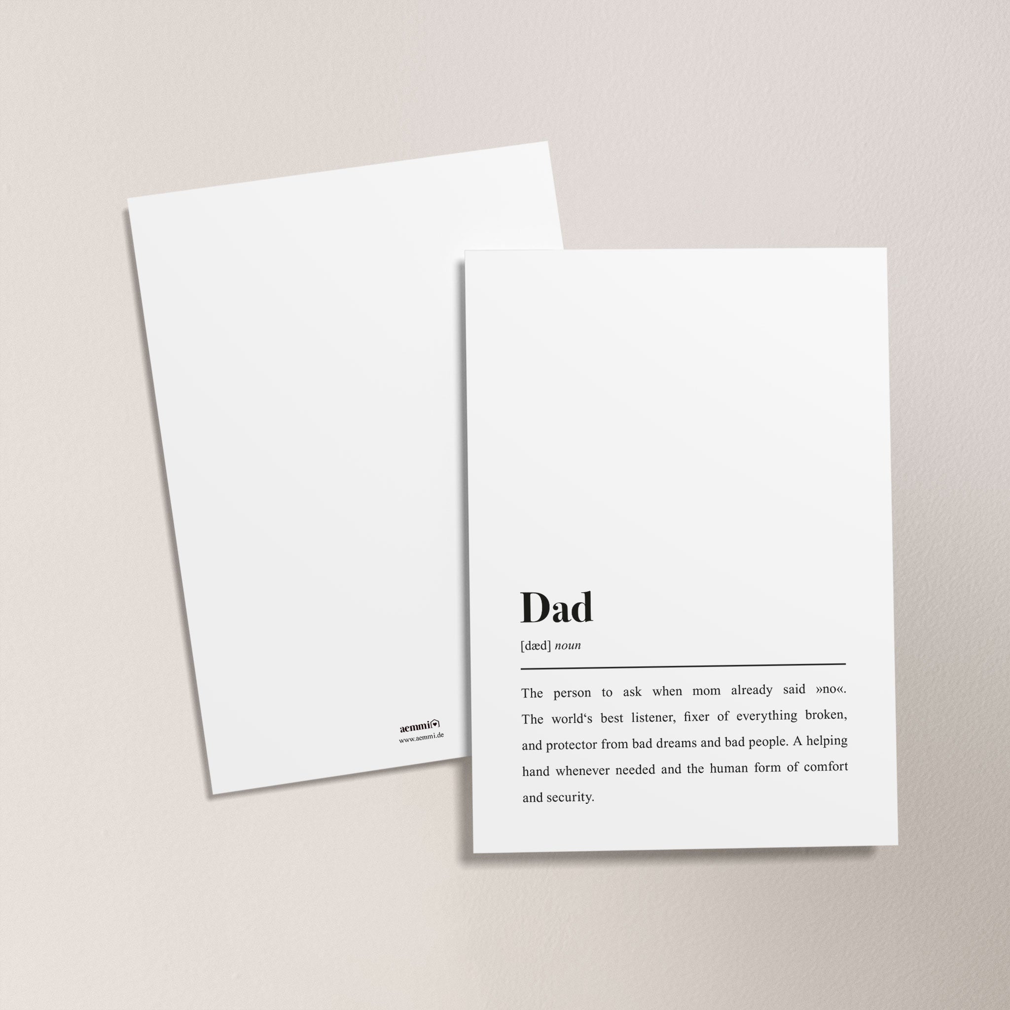 Zwei leere Karten auf beigem Hintergrund, eine davon mit der Definition von "Dad" als Beschützer und Tröster.