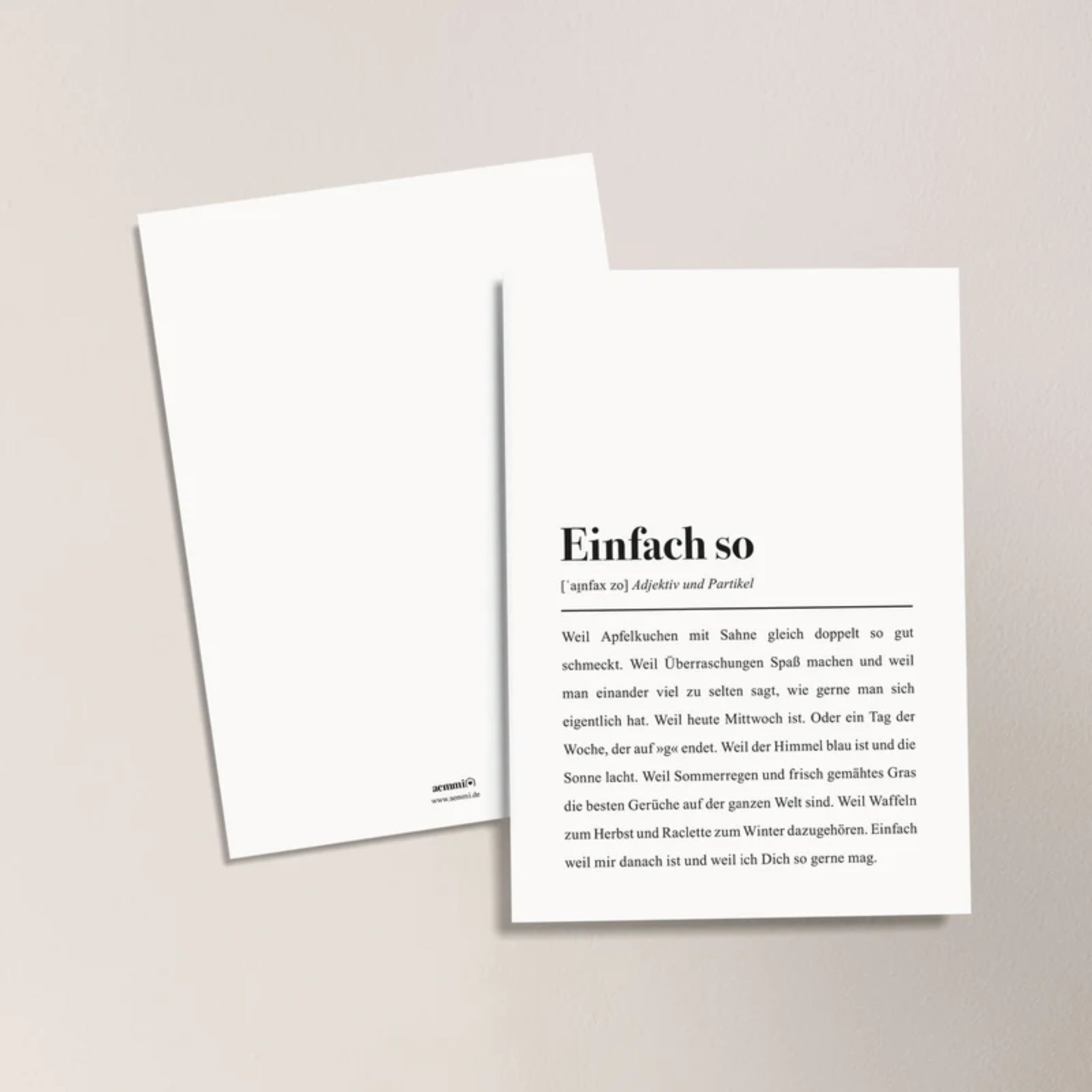 Zwei minimalistische Karten auf hellem Hintergrund, ein Text auf einer Karte beginnt mit "Einfach so".