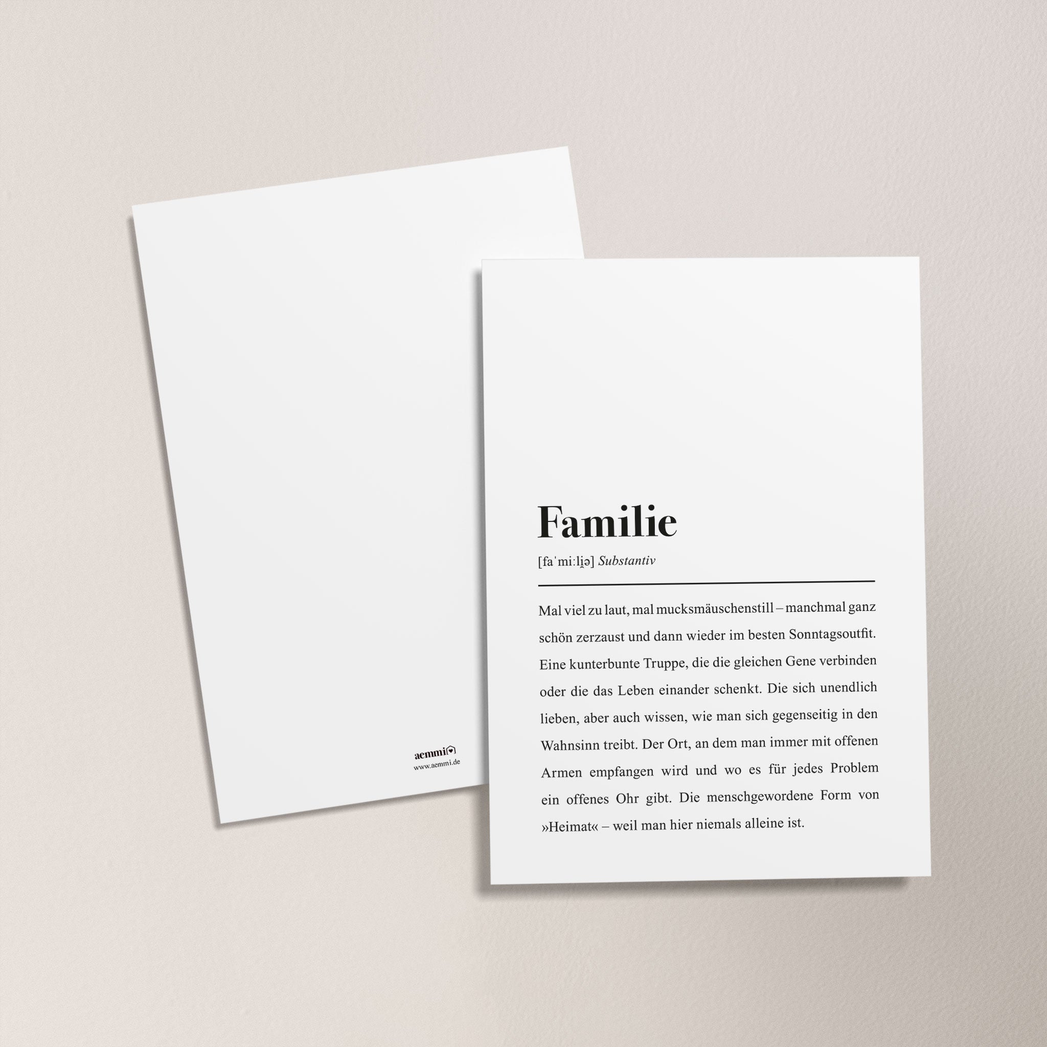 Zwei weiße Karten, eine mit Definition des Wortes "Familie" auf Deutsch in schlankem, elegantem Design.