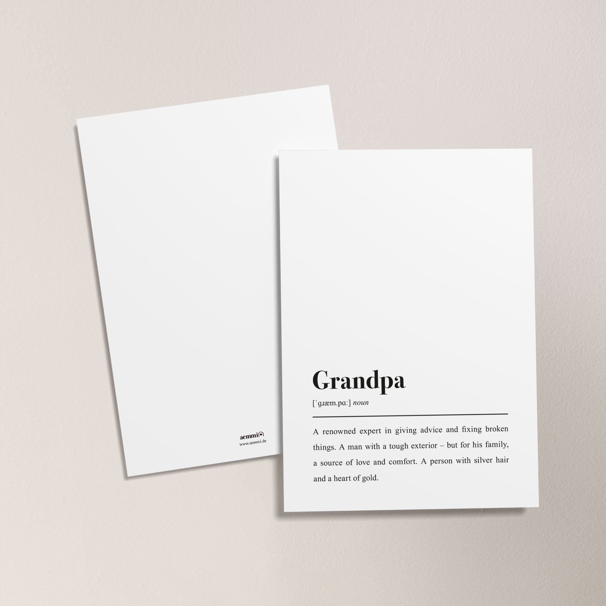 Zwei weiße Karten, eine steht aufrecht und definiert "Grandpa" als erfahrenen Ratgeber und liebevollen Familienmenschen.