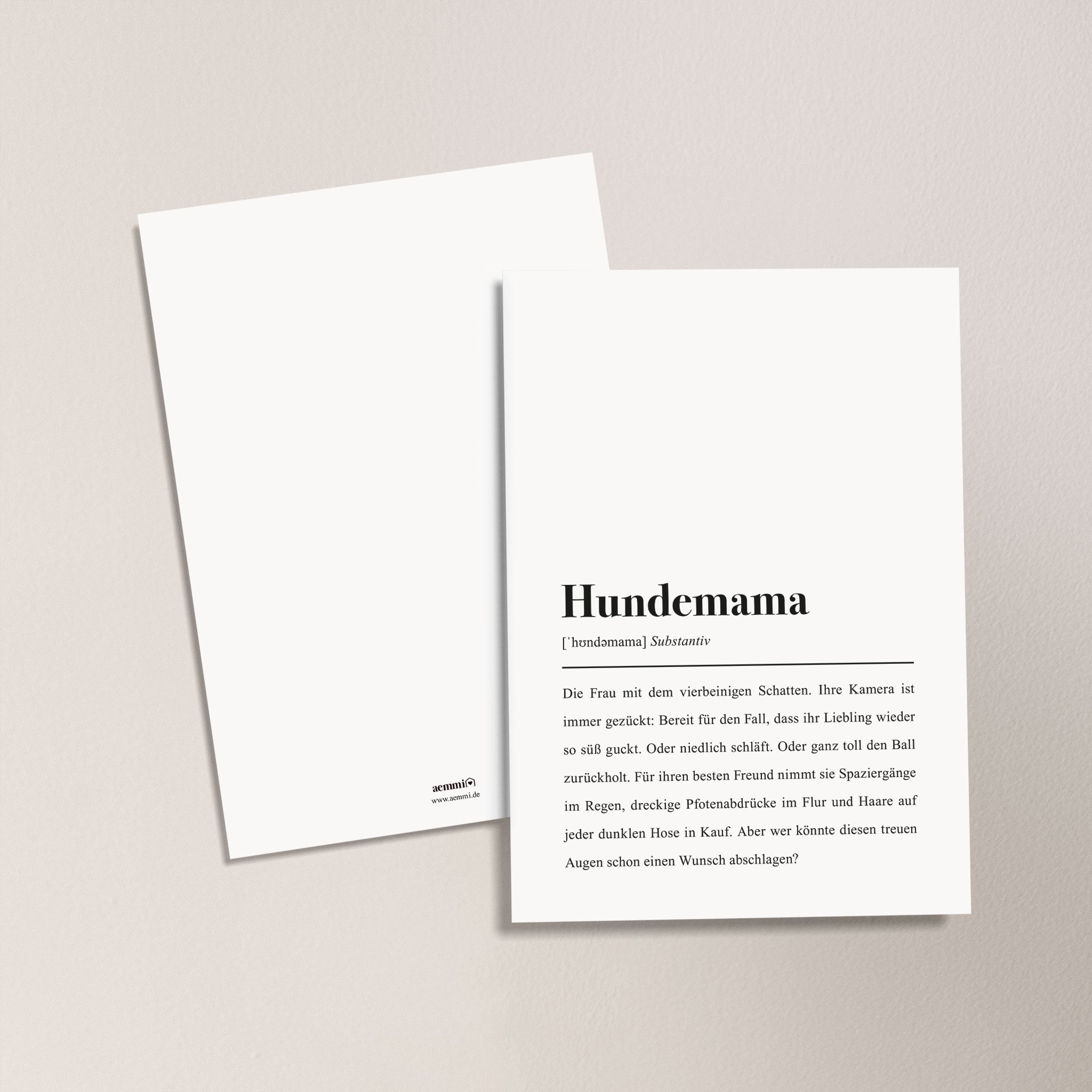 Zwei Karten auf einem Tisch, eine bedruckt mit "Hundemama" und Text, die andere blanko.