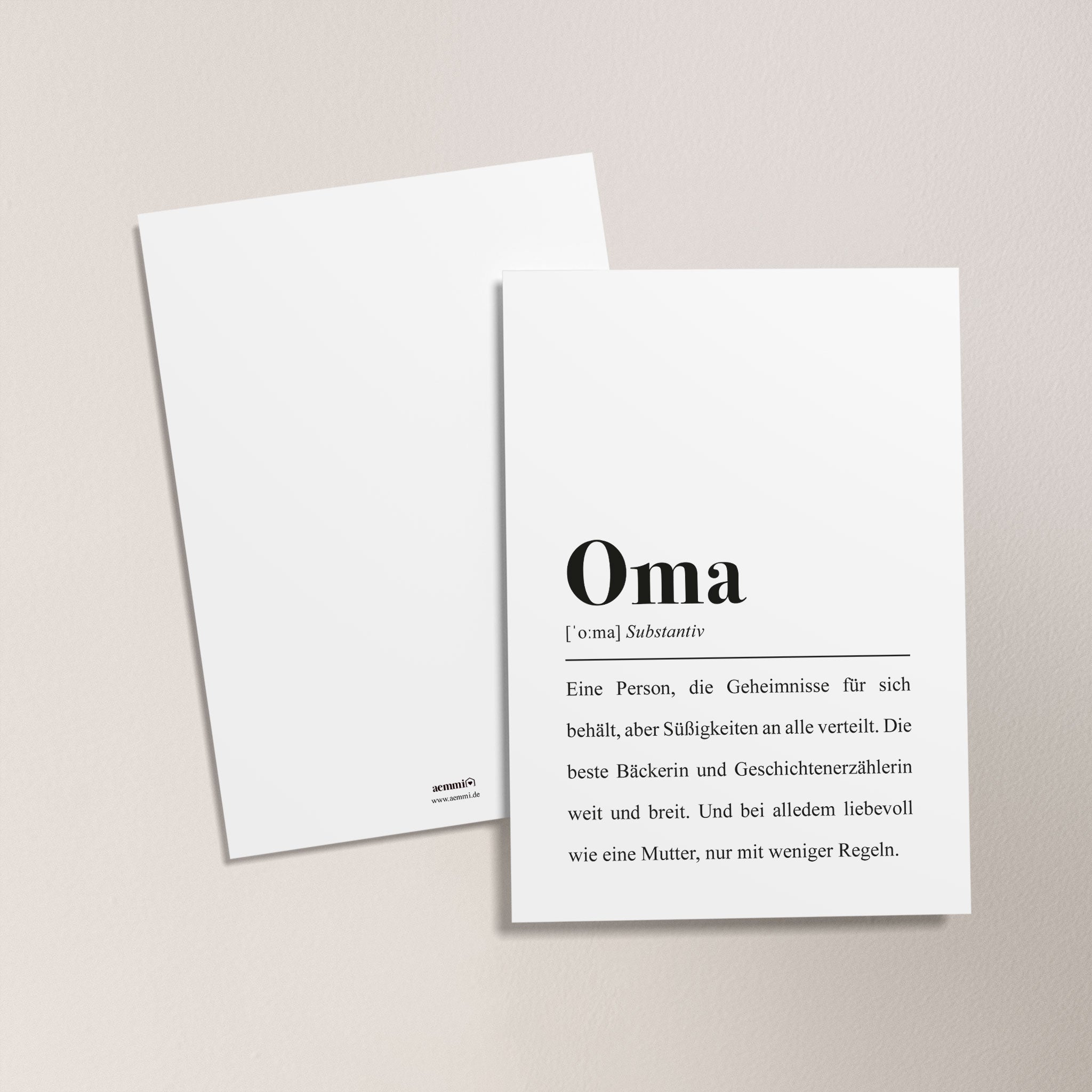 Zwei Karten auf hellem Hintergrund, eine mit der Definition des Wortes "Oma" als liebevolle und geheimnisvolle Person.