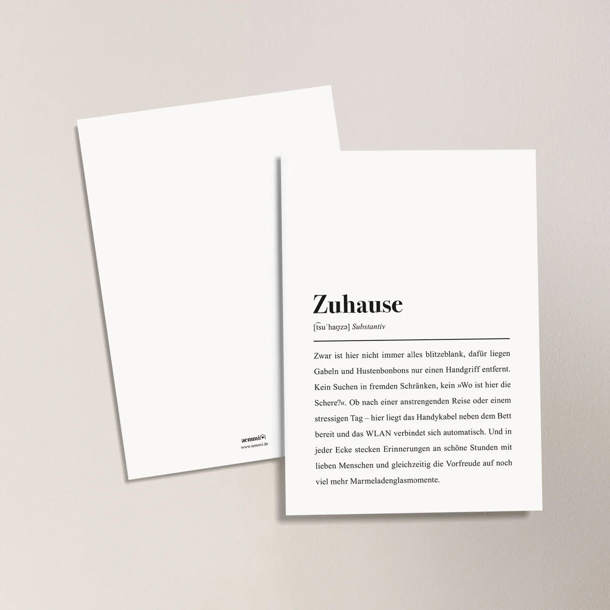 Zwei minimalistische Karten, eine mit dem Text "Zuhause" und eine leere Karte, auf einem hellen Hintergrund.