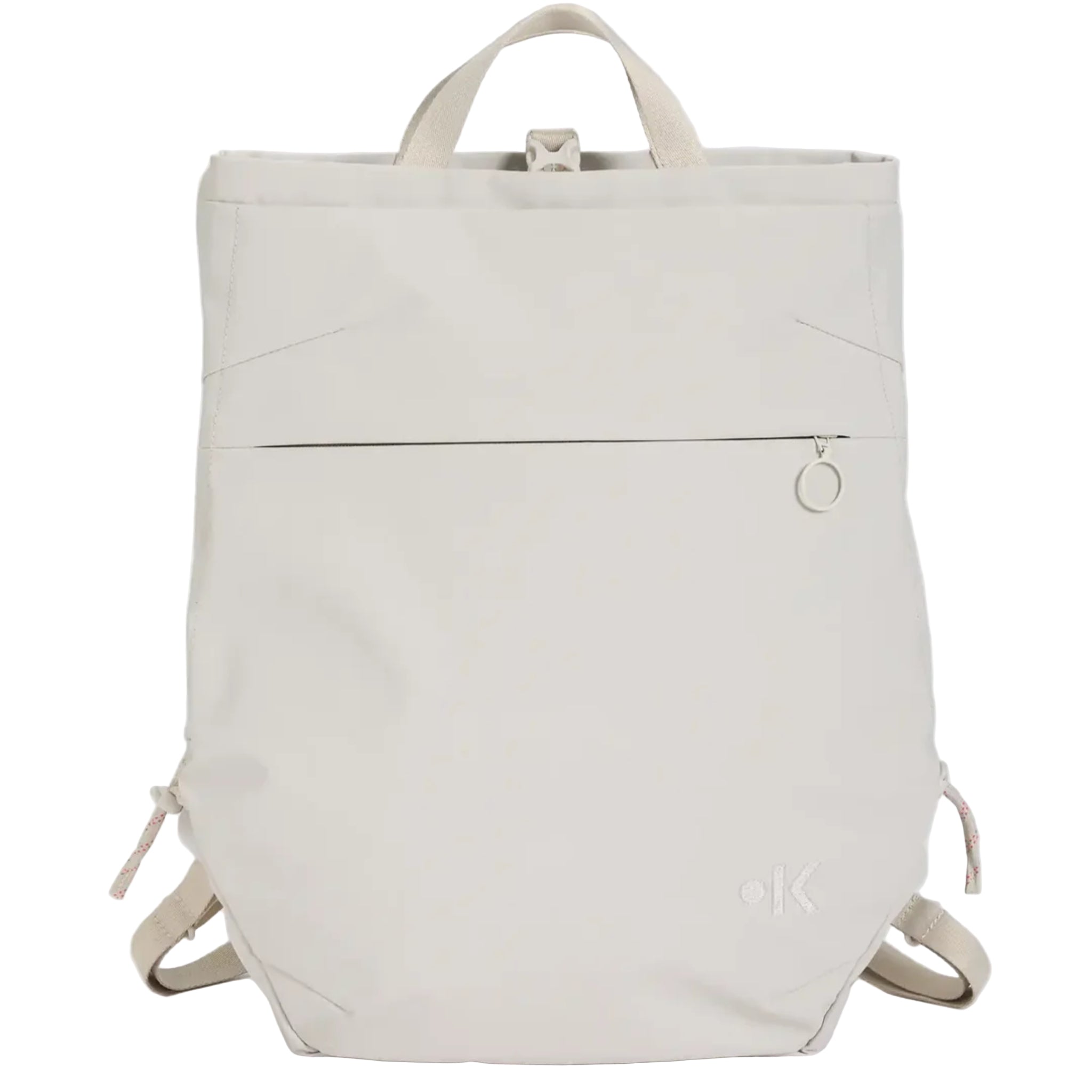 Ein minimalistischer, hellbeiger Rucksack mit Tragegriff, Reißverschlusstasche auf der Vorderseite mit runder Zuglasche und verstellbaren Schulterriemen vor einem schlichten weißen Hintergrund.