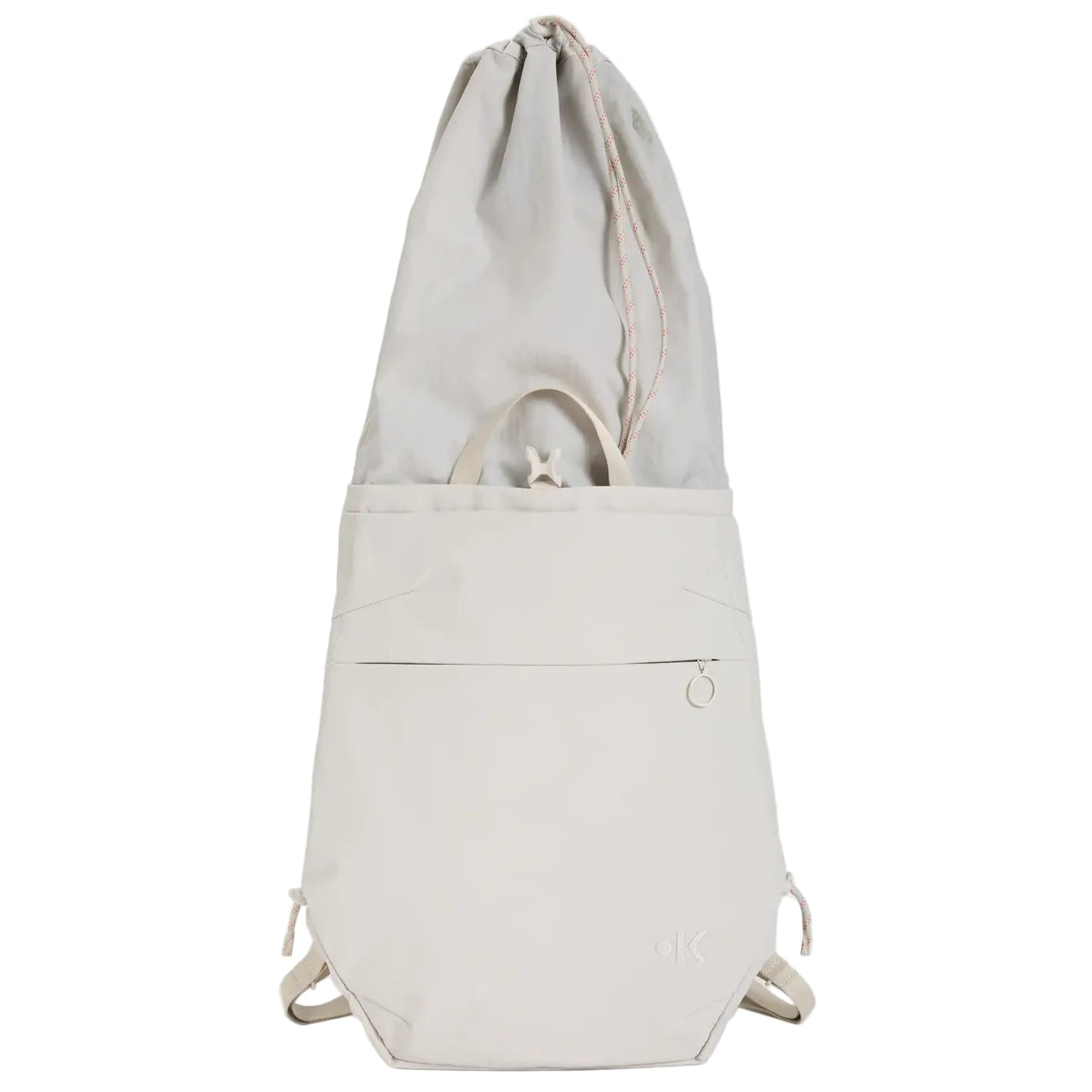 Ein minimalistischer, hellbeiger Rucksack mit einem Kordelzugverschluss an der Oberseite und einer Reißverschlusstasche auf der Vorderseite, der aufrecht vor einem schlichten weißen Hintergrund steht.