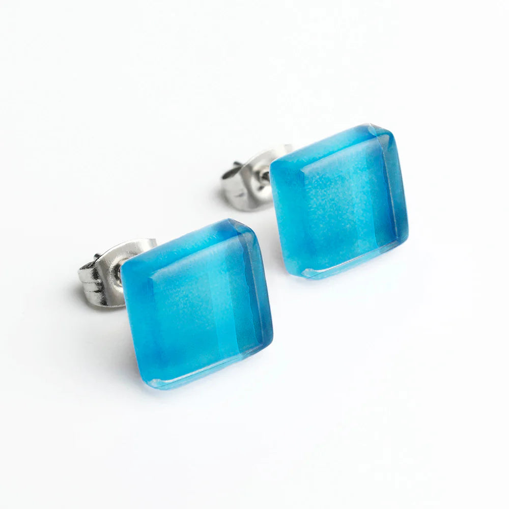 ALEXASCHA Kleine Ohrstecker aus Glas Aquablau 10 mm