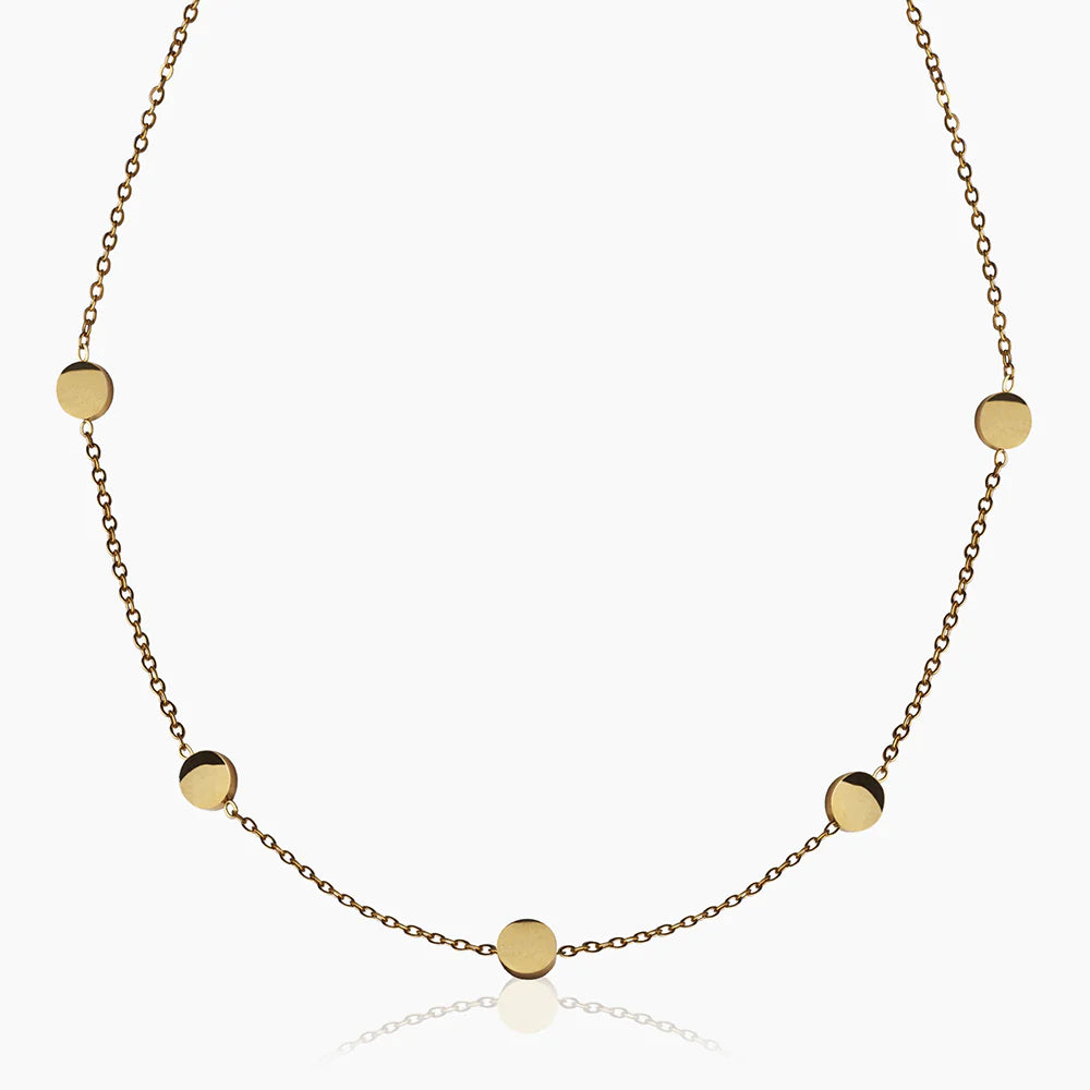 Zarte Goldkette mit fünf gleichmäßig verteilten, kleinen, runden, goldenen Scheibenanhängern auf der Vorderseite. Das Design ist minimalistisch und elegant, vor einem weißen Hintergrund.
