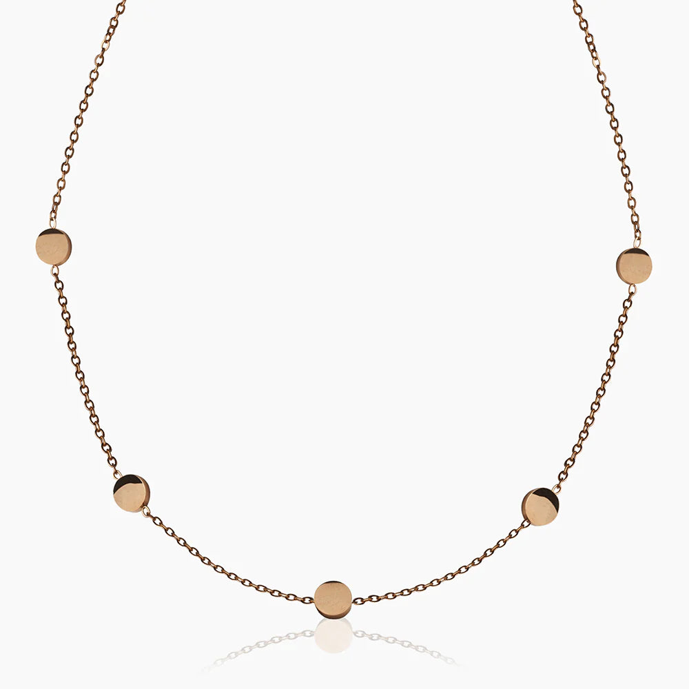 Eine zarte Goldkette mit fünf gleichmäßig verteilten, kleinen, runden Goldplättchen. Das schlichte und elegante Design wird vor einem schlichten weißen Hintergrund präsentiert.