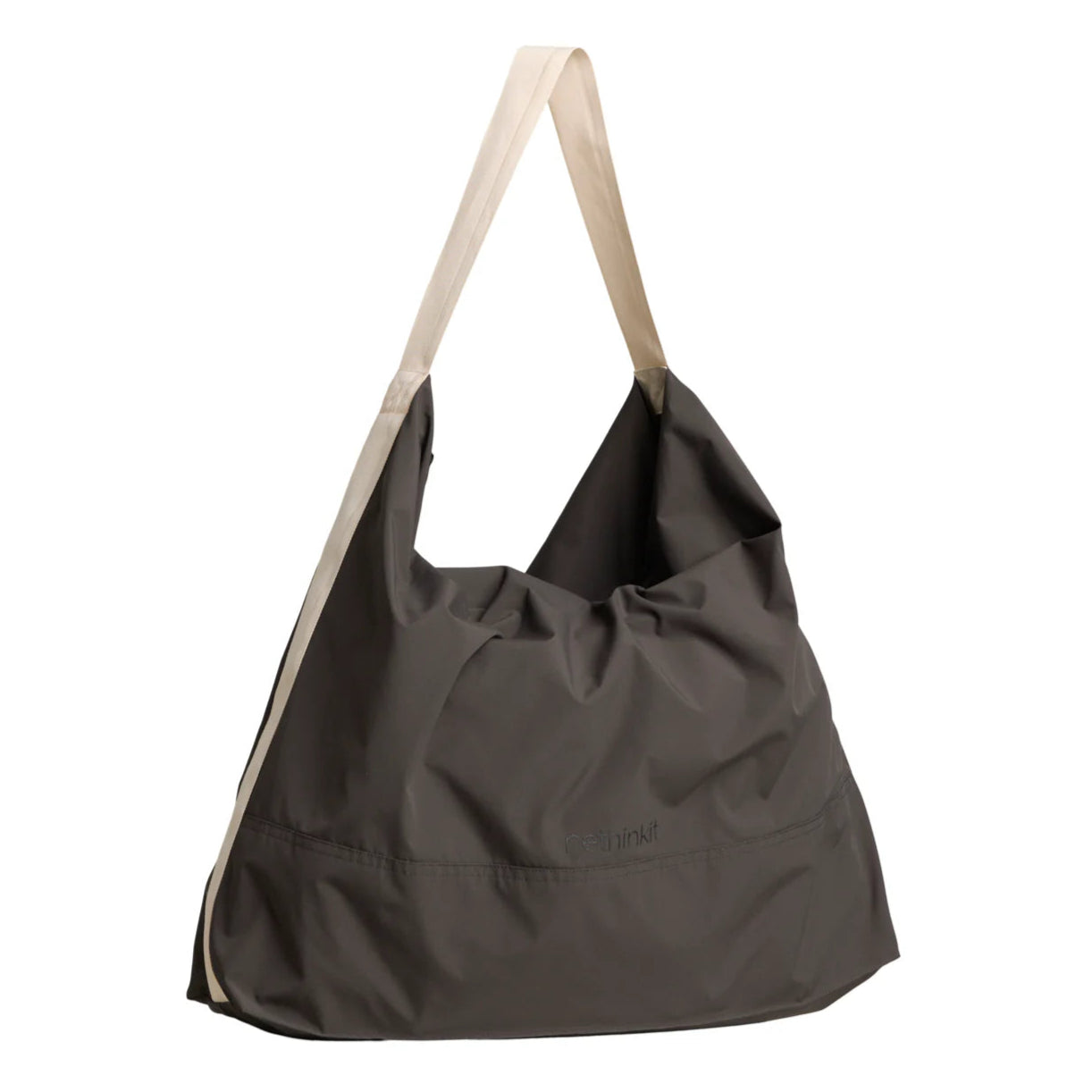 Große, dunkle Schultertasche mit beigem Trageriemen auf weißem Hintergrund.