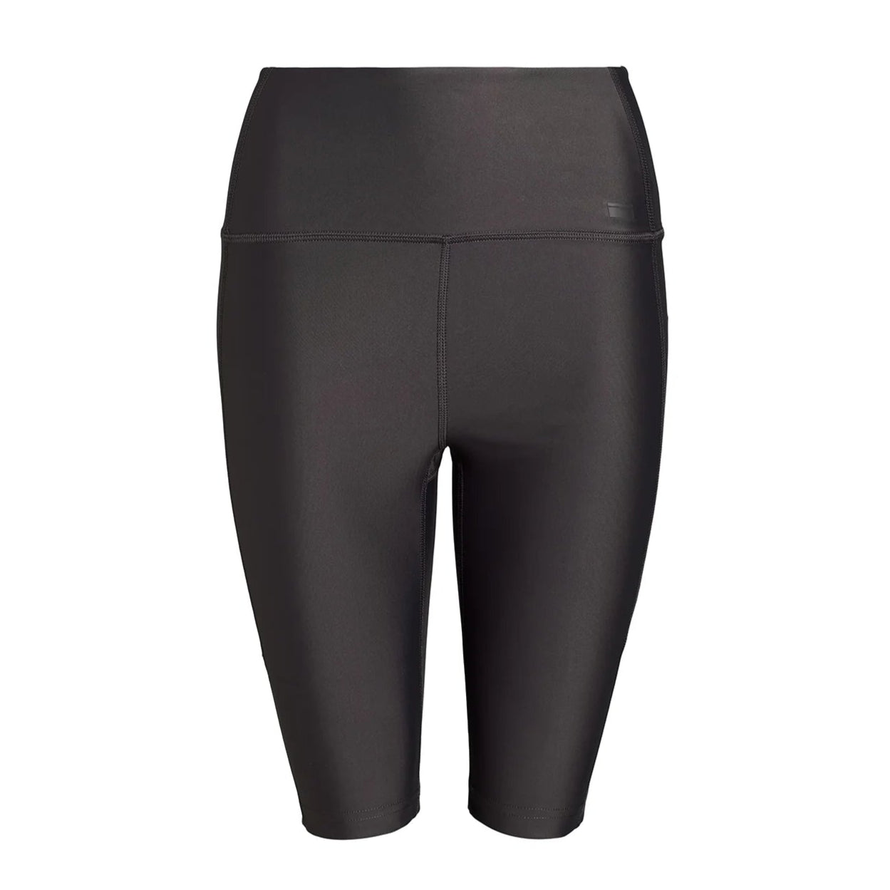 Schwarze Radlerhose mit hohem Bund und knielangem Schnitt vor weißem Hintergrund.