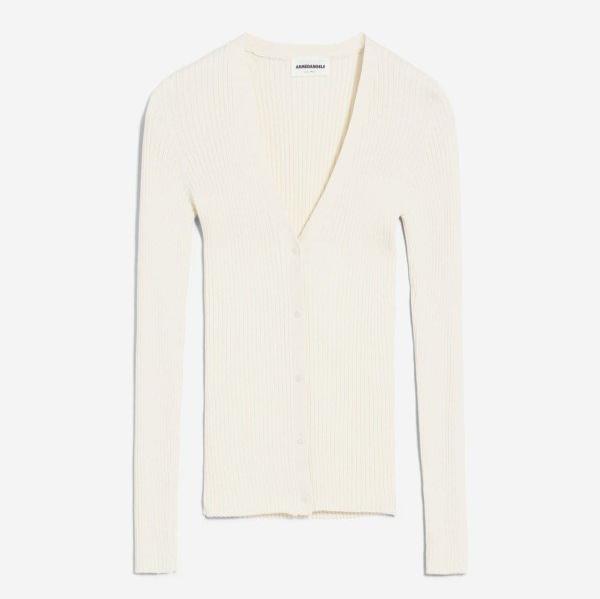 Cremefarbener, gerippter Cardigan mit V-Ausschnitt und Knopfleiste, flach auf weißem Hintergrund liegend.