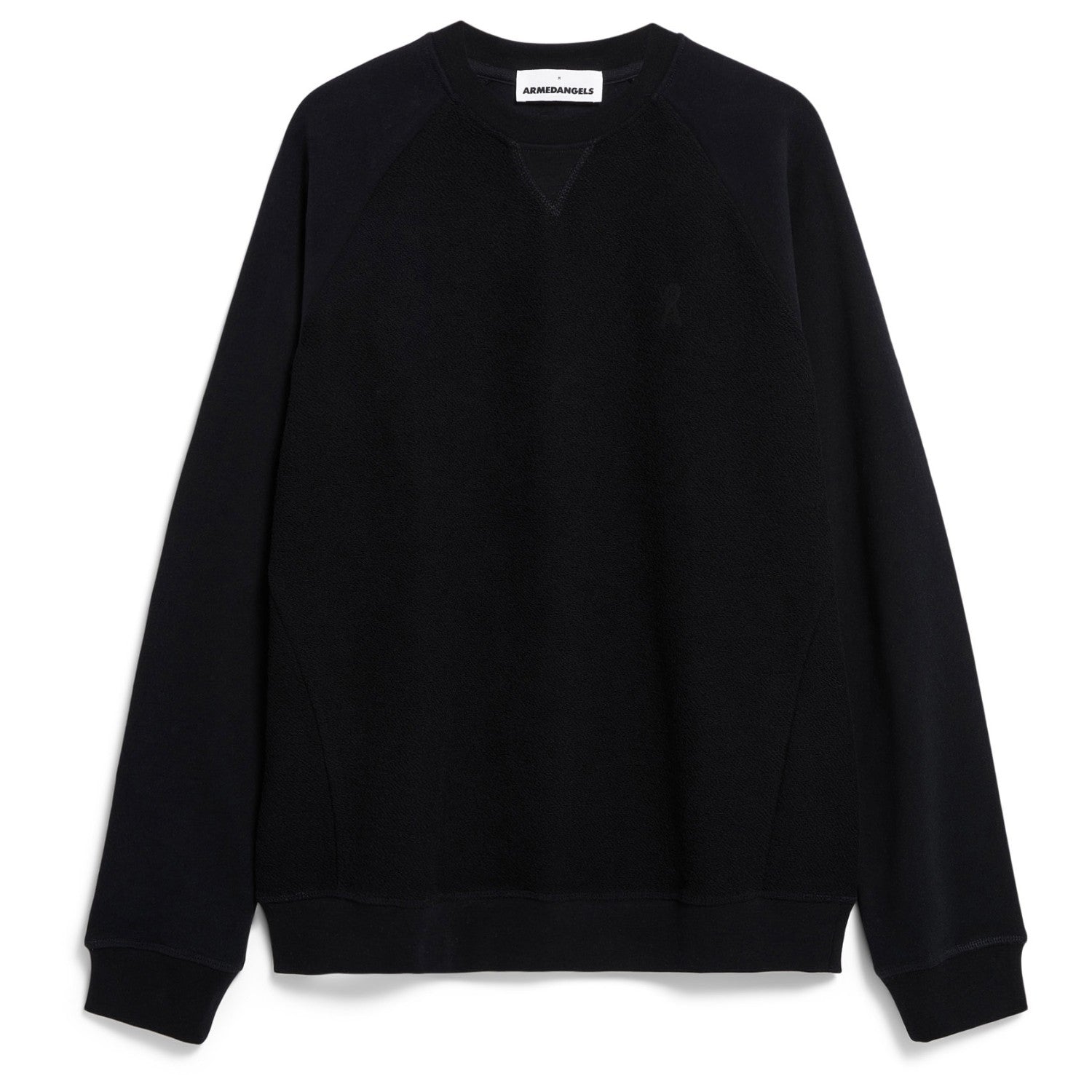 Ein schlichtes schwarzes Sweatshirt mit Rundhalsausschnitt, langen Ärmeln, gerippten Bündchen und geripptem Saum auf weißem Hintergrund. Ein kleines weißes Etikett ist auf der Innenseite des Kragens zu sehen.