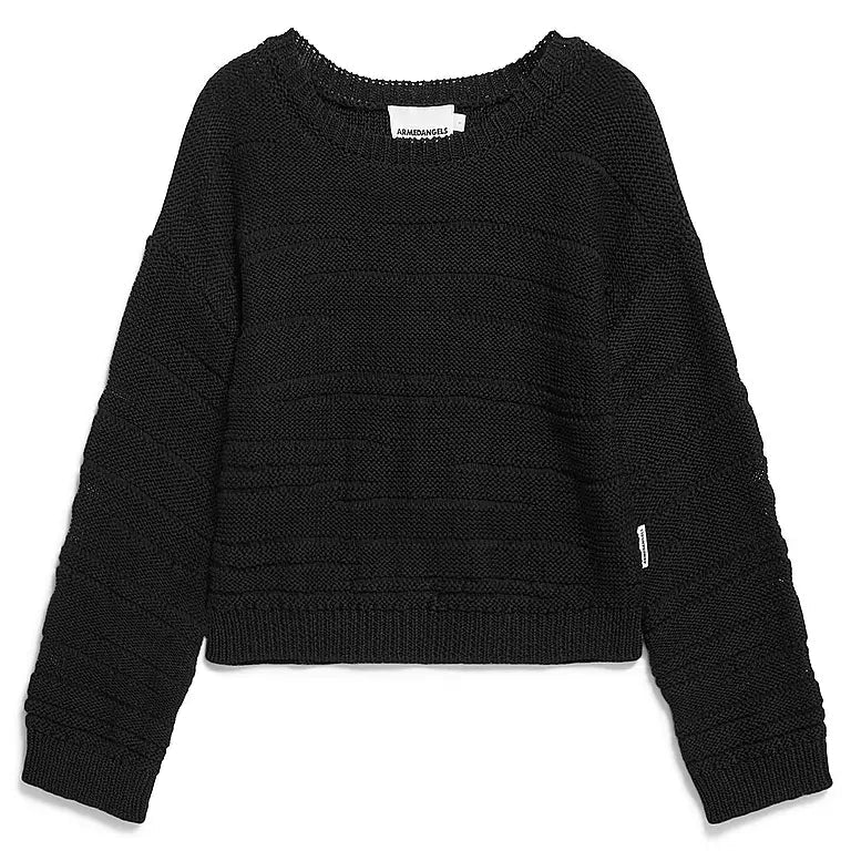 Schwarzer, langärmeliger Strickpullover mit Rundhalsausschnitt und Rippenbündchen auf weißem Grund.