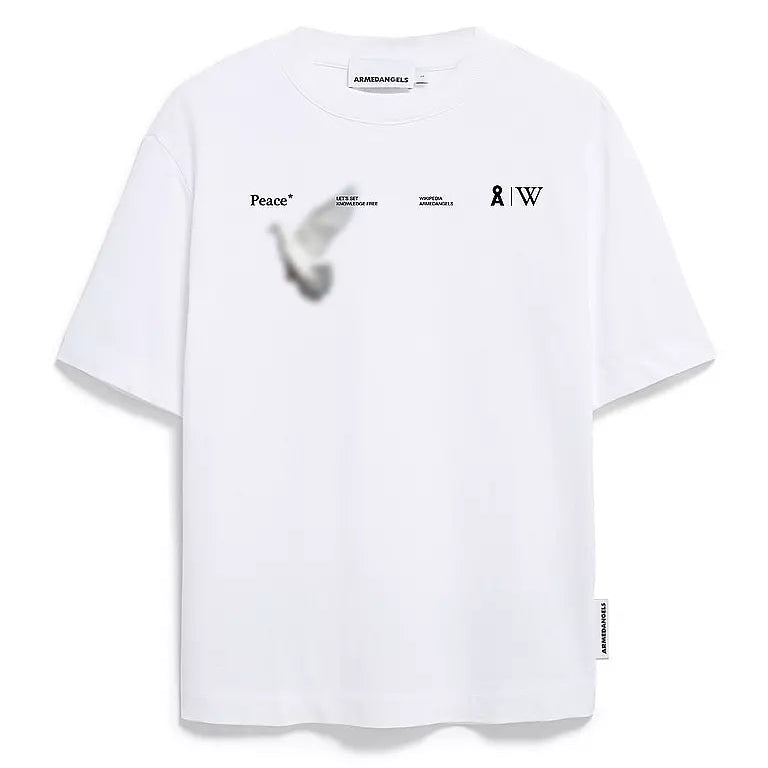 Ein weißes Kurzarm-T-Shirt mit schwarzem, minimalistischem Text und Symbolen auf der Brust, darunter das Wort Peace und eine kleine Grafik einer fliegenden Taube. Das Shirt ist vor einem schlichten weißen Hintergrund abgebildet.