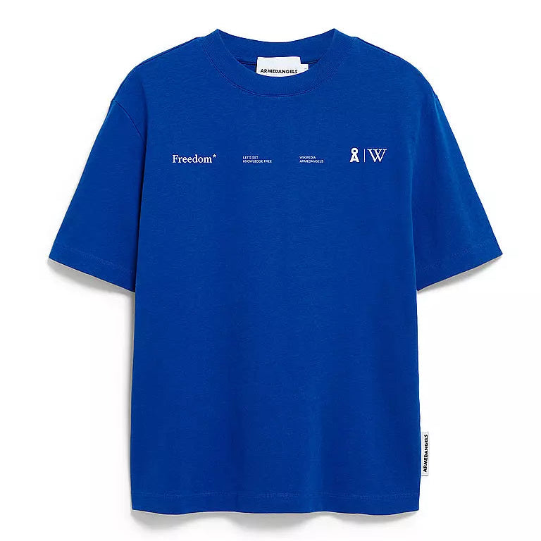 Blaues, kurzärmeliges T-Shirt mit weißem Text- und Symboldruck auf der Brust, darunter der Schriftzug "Freedom" und kleine Logo-Motive. Der Markenname Balenciaga ist auf dem inneren Etikett in der Nähe des Kragens zu sehen.