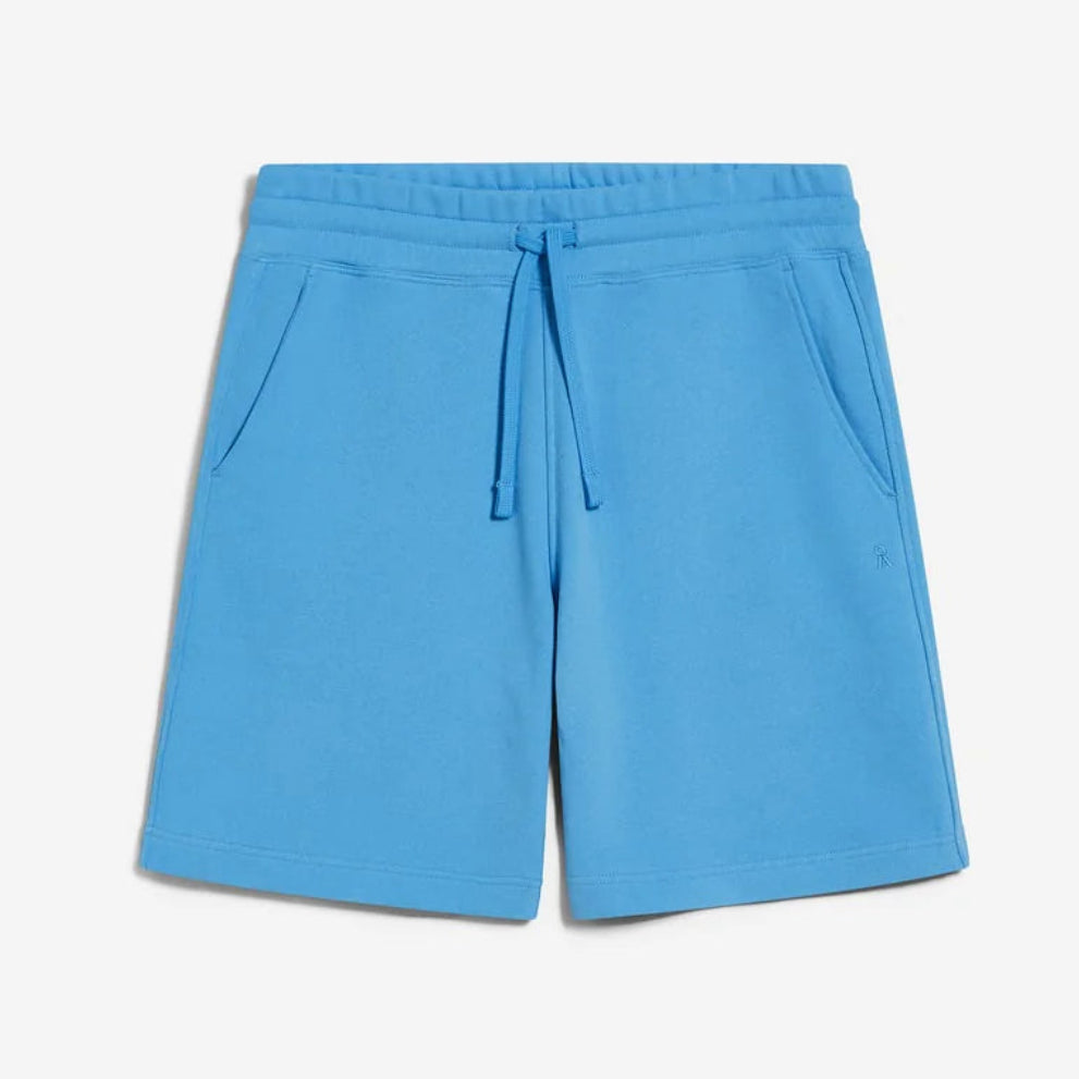 Hellblaue Freizeitshorts mit elastischem Bund, Kordelzug und Seitentaschen auf weißem Hintergrund.