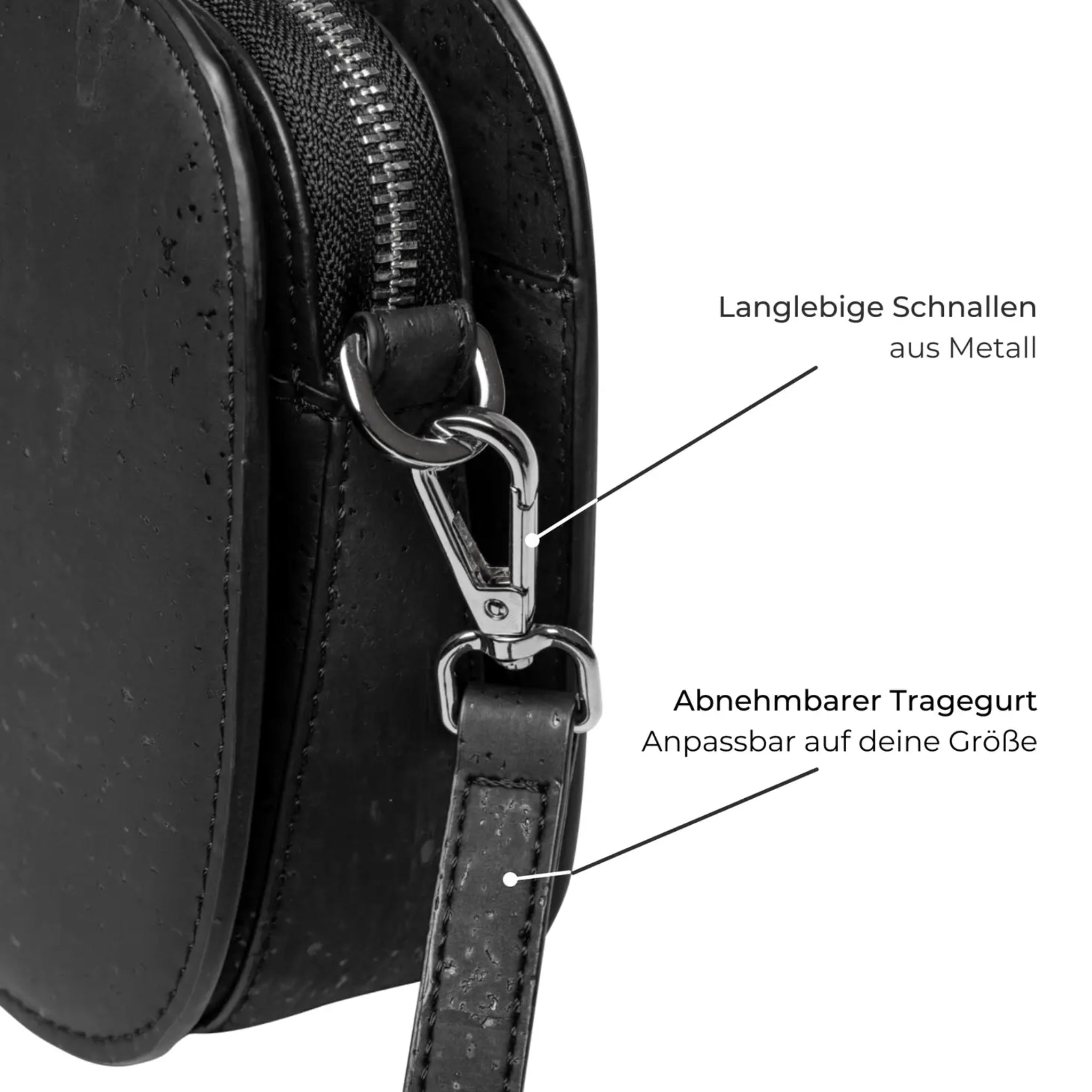 Nahaufnahme einer schwarzen Tasche mit Metallkarabinerhaken und abnehmbarem, größenverstellbarem Tragegurt.