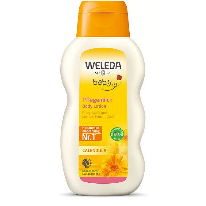 Eine weiße Flasche Weleda Baby Body Lotion mit einem gelb-orangefarbenen Etikett mit Ringelblumenblüten und Produktangaben in Deutsch und Englisch. Das Etikett hebt die Bio-Zutaten und eine Plakette hervor.