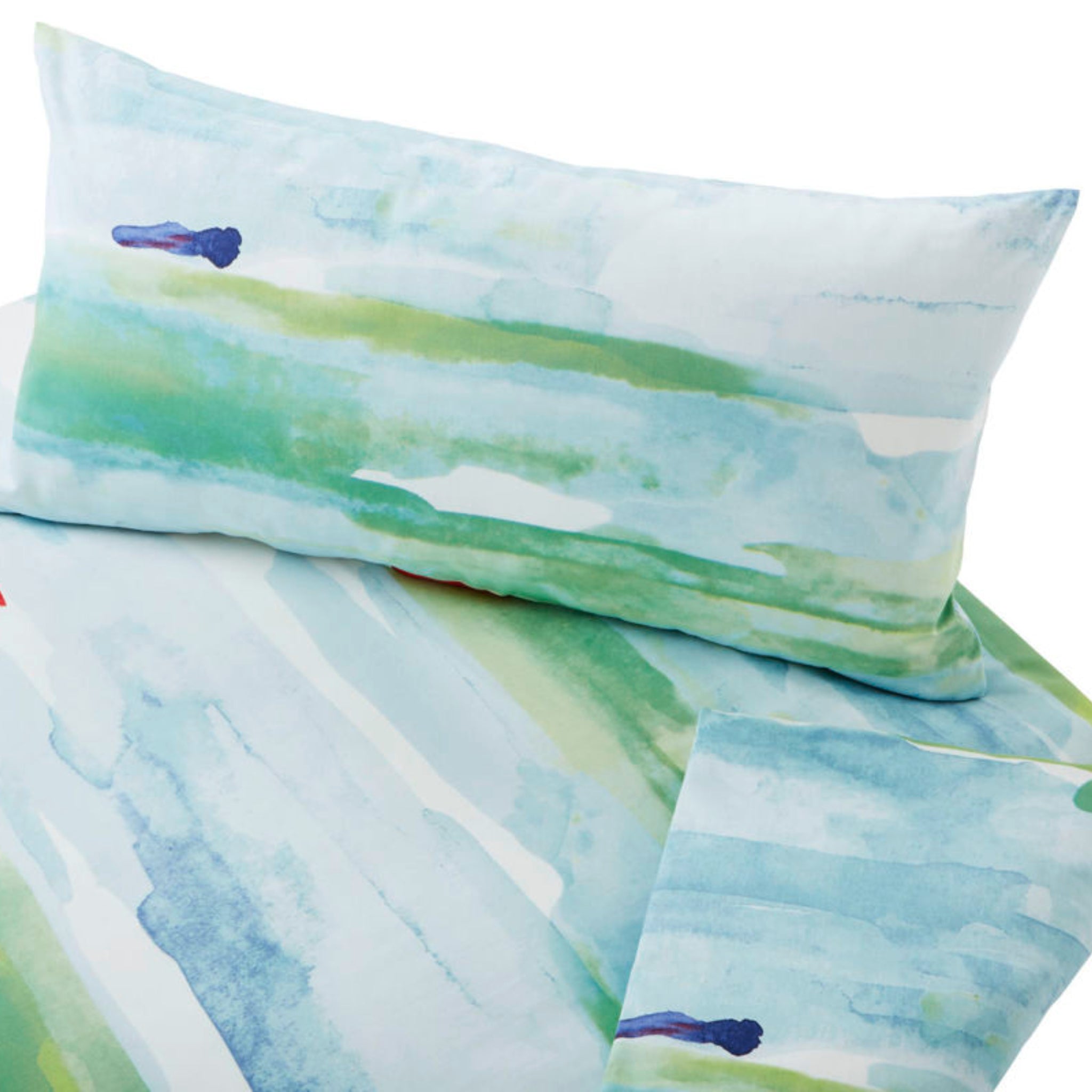 Bettwäsche mit abstraktem Aquarellmuster in Blau- und Grüntönen auf Kopfkissen und Decke.