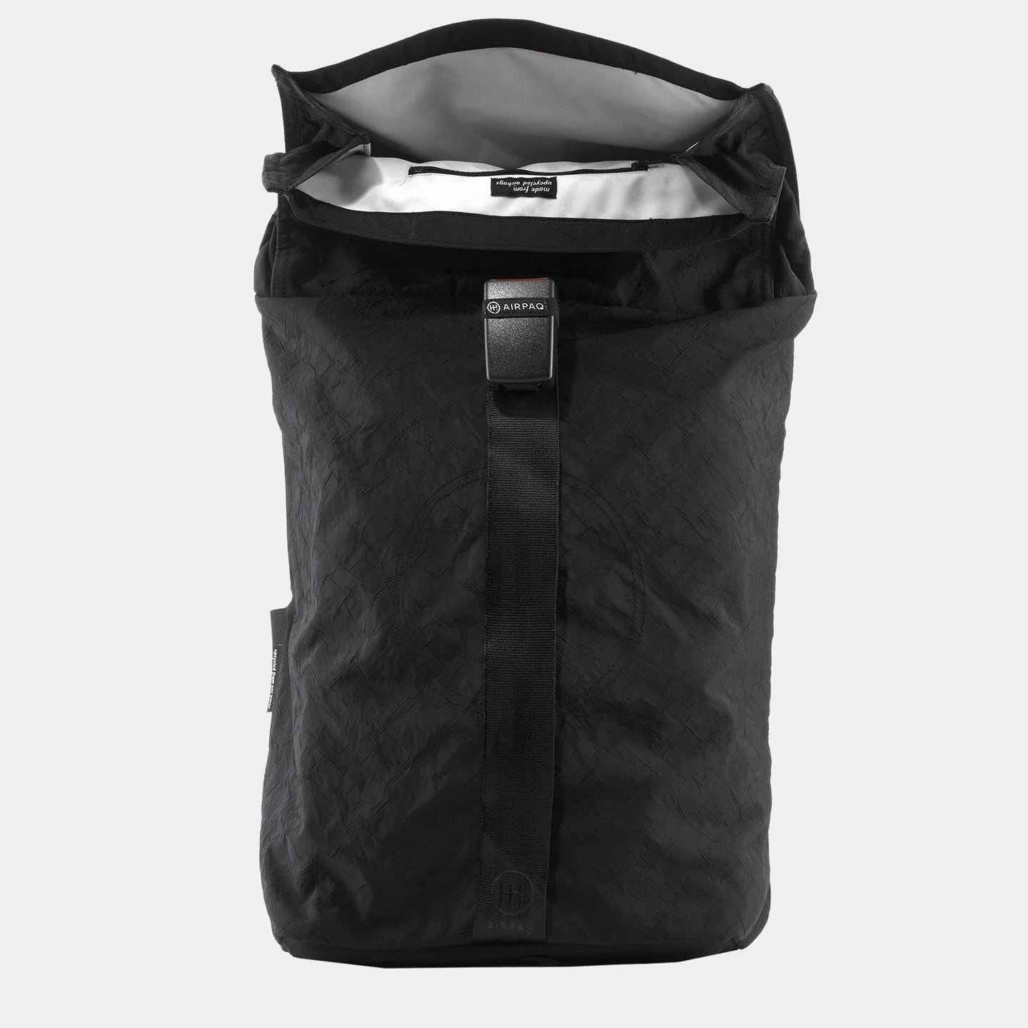 Schwarzer, minimalistischer Rucksack mit Rollverschluss auf grauem Hintergrund.