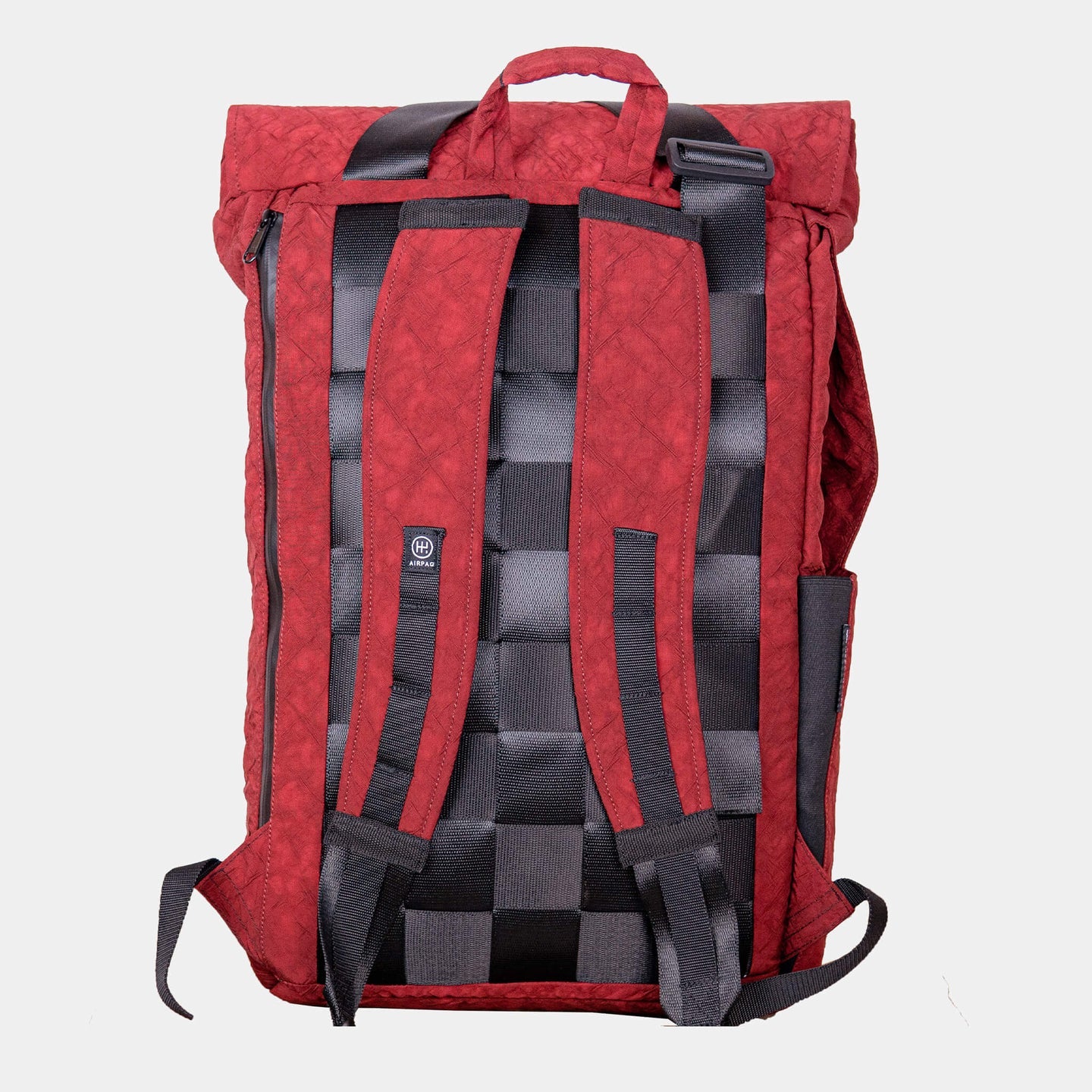 Roter Rucksack von hinten, mit schwarzen Schultergurten und einem gewebten Muster.