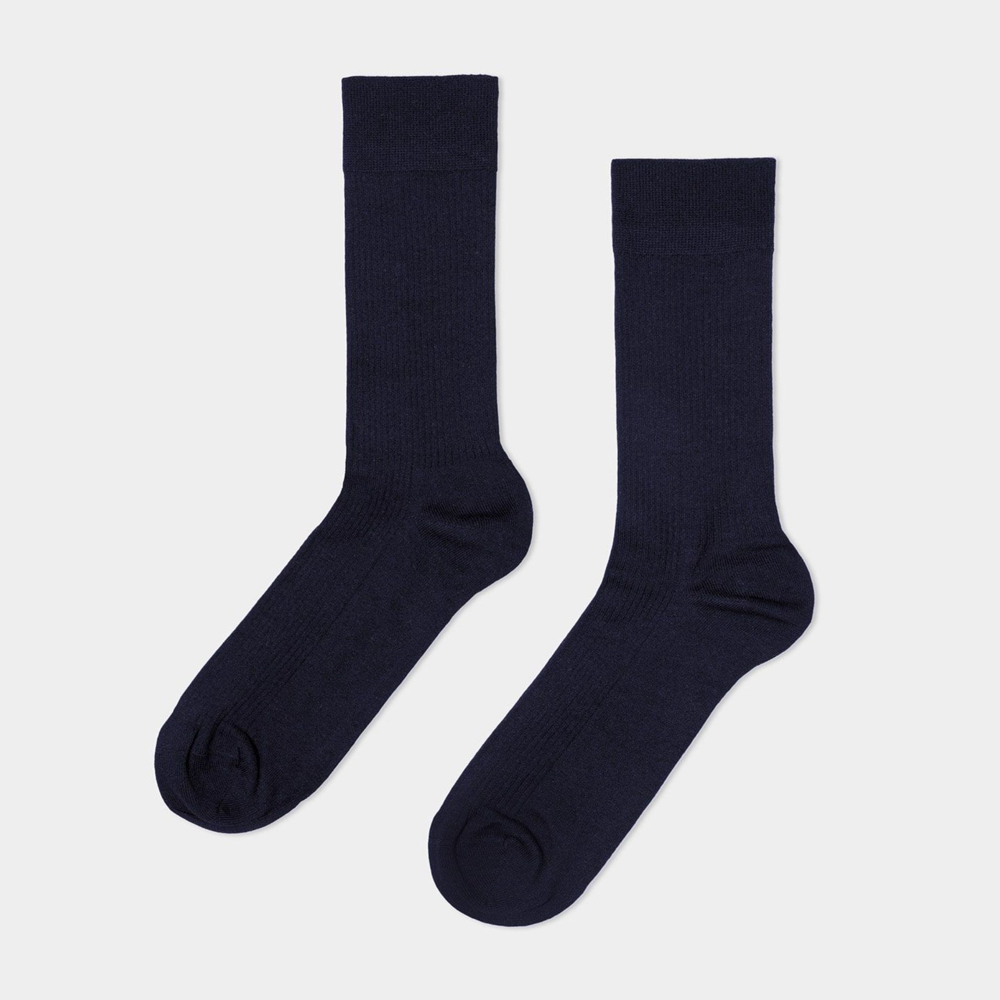 Pair dunkelblauer Socken auf weißem Hintergrund.