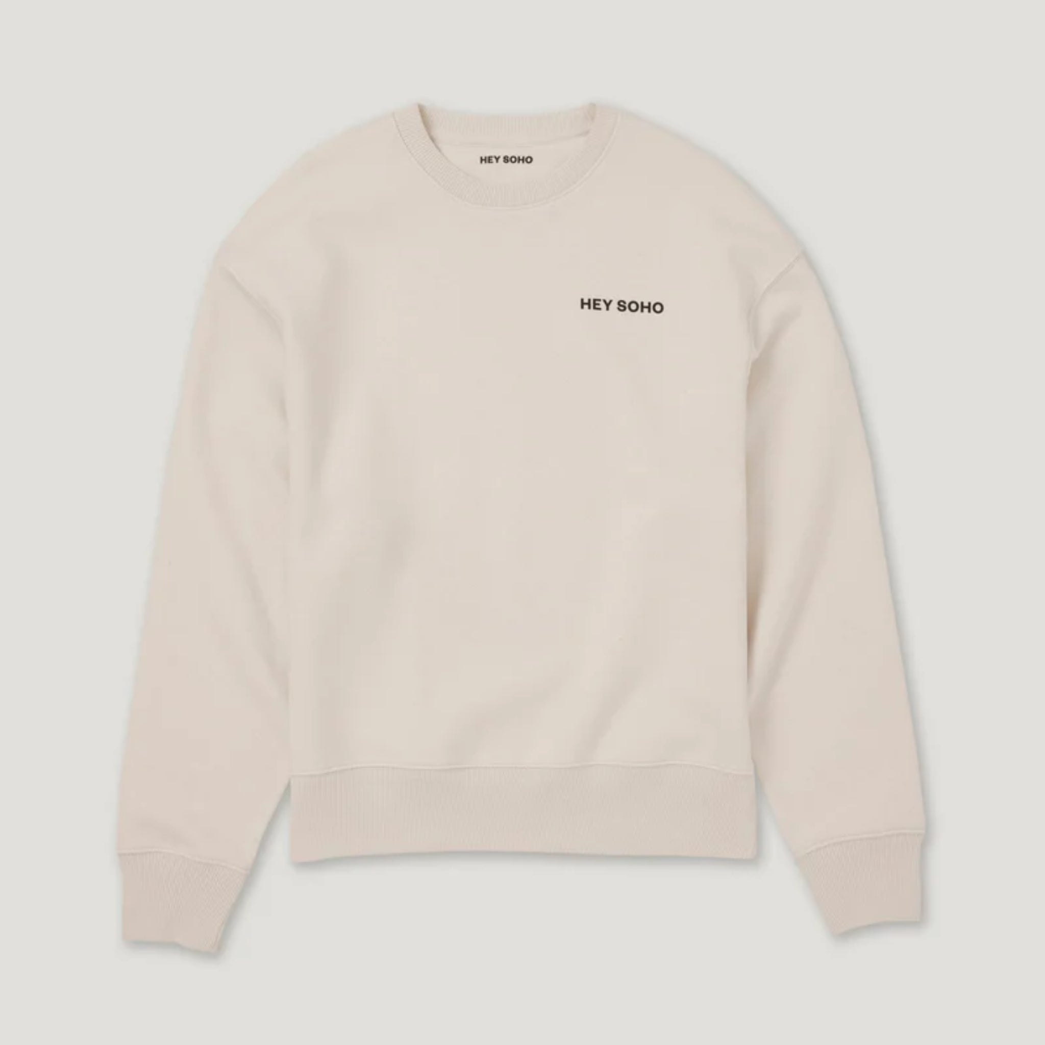 Beiger Pullover mit Rundhalsausschnitt und schwarzem "HEY SOHO" Schriftzug auf der Vorderseite, flach liegend.