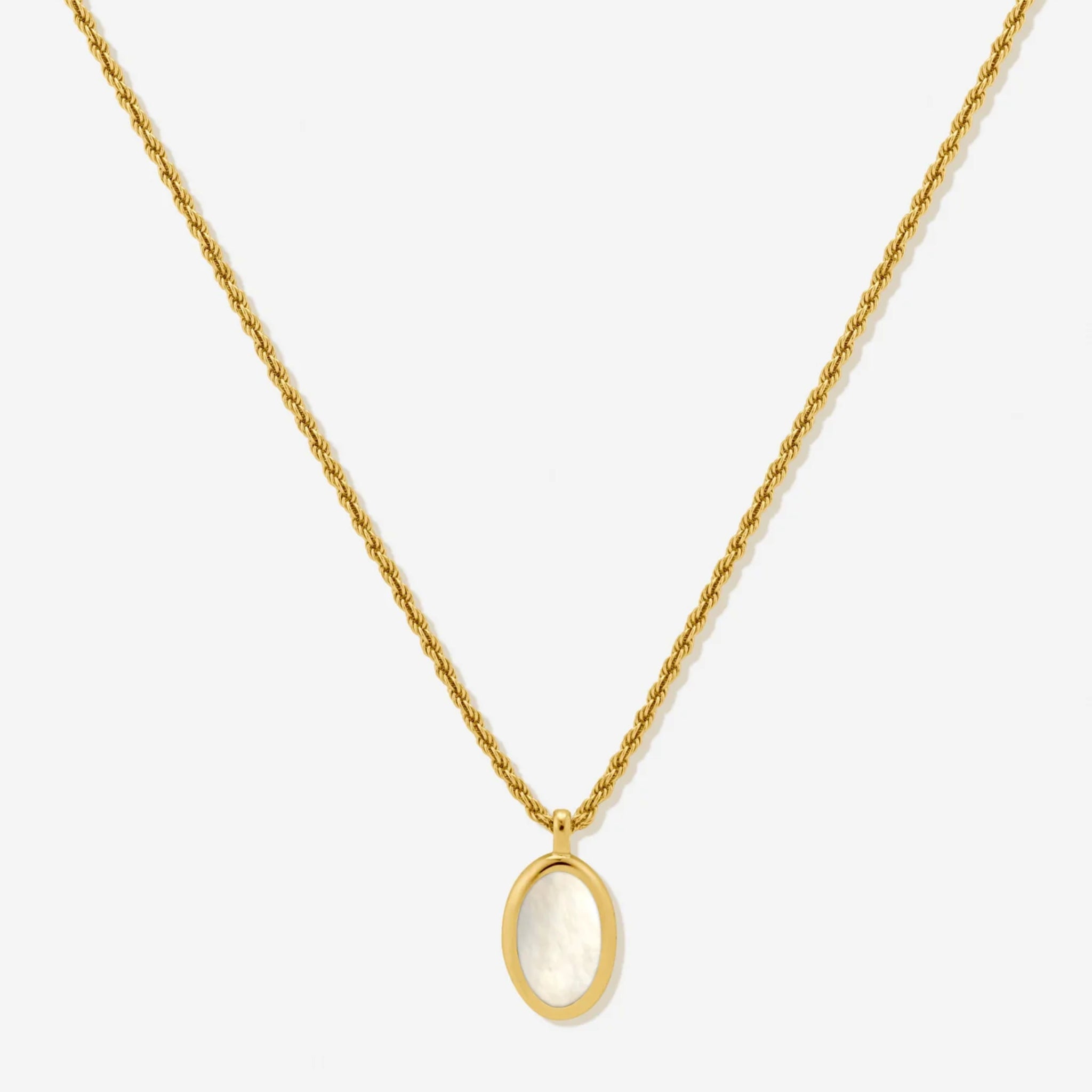 Goldene Halskette mit einem ovalen Anhänger aus Perlmutt, vor einem weißen Hintergrund.