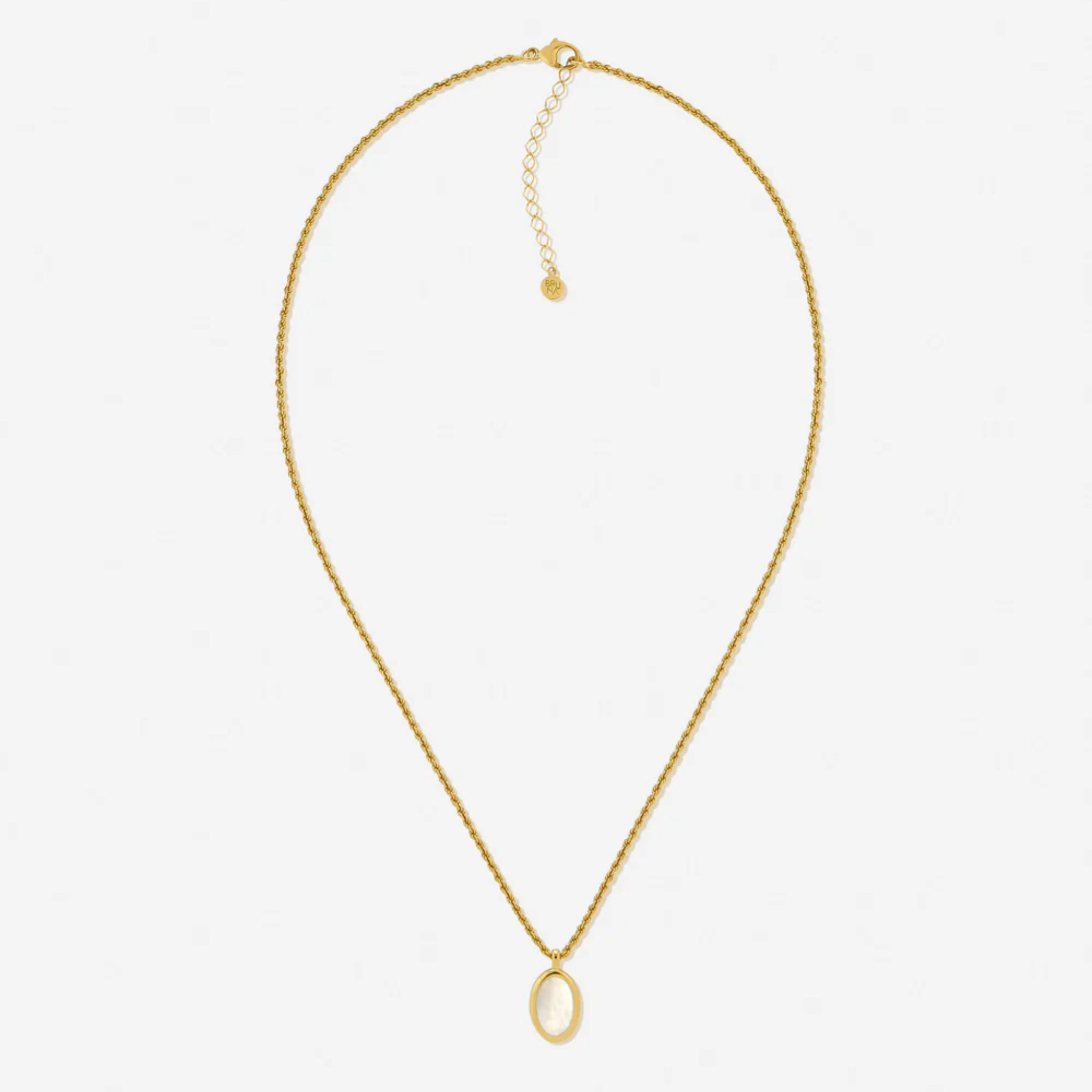 Goldene Halskette mit ovalem Anhänger und Verlängerungskette vor weißem Hintergrund.