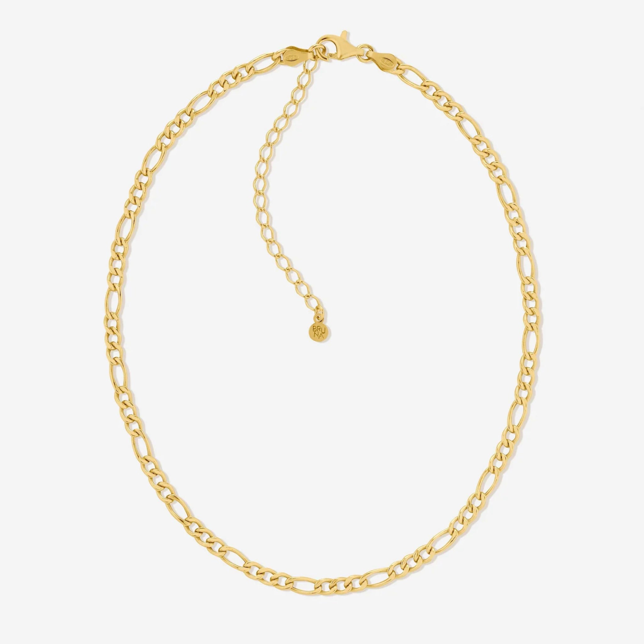 Goldene Halskette mit verstellbarer Kette und kleinem Anhänger auf einem weißen Hintergrund.