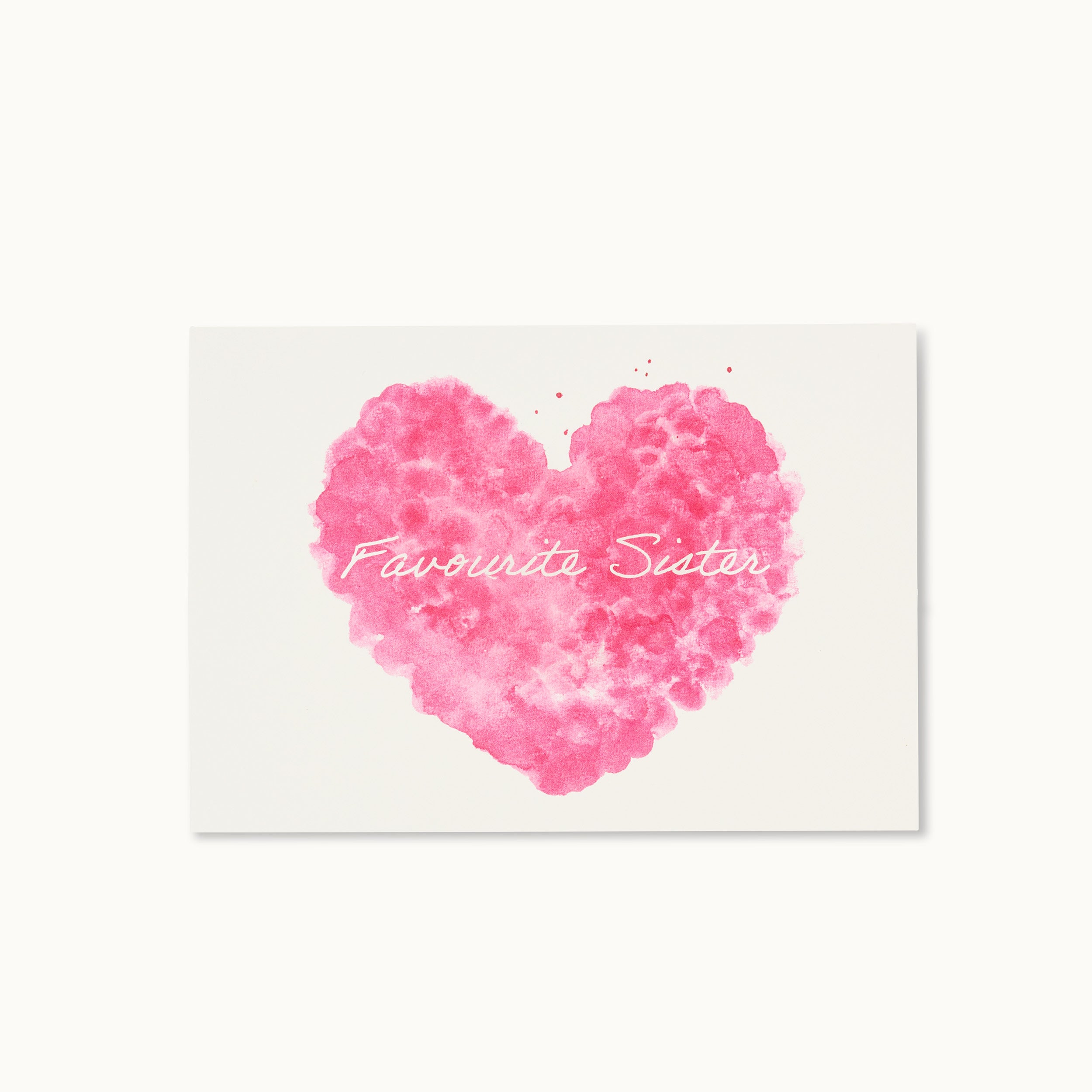 Karte mit einem rosa Herz in Aquarelloptik und der Aufschrift "Favourite Sister" in Weiß.
