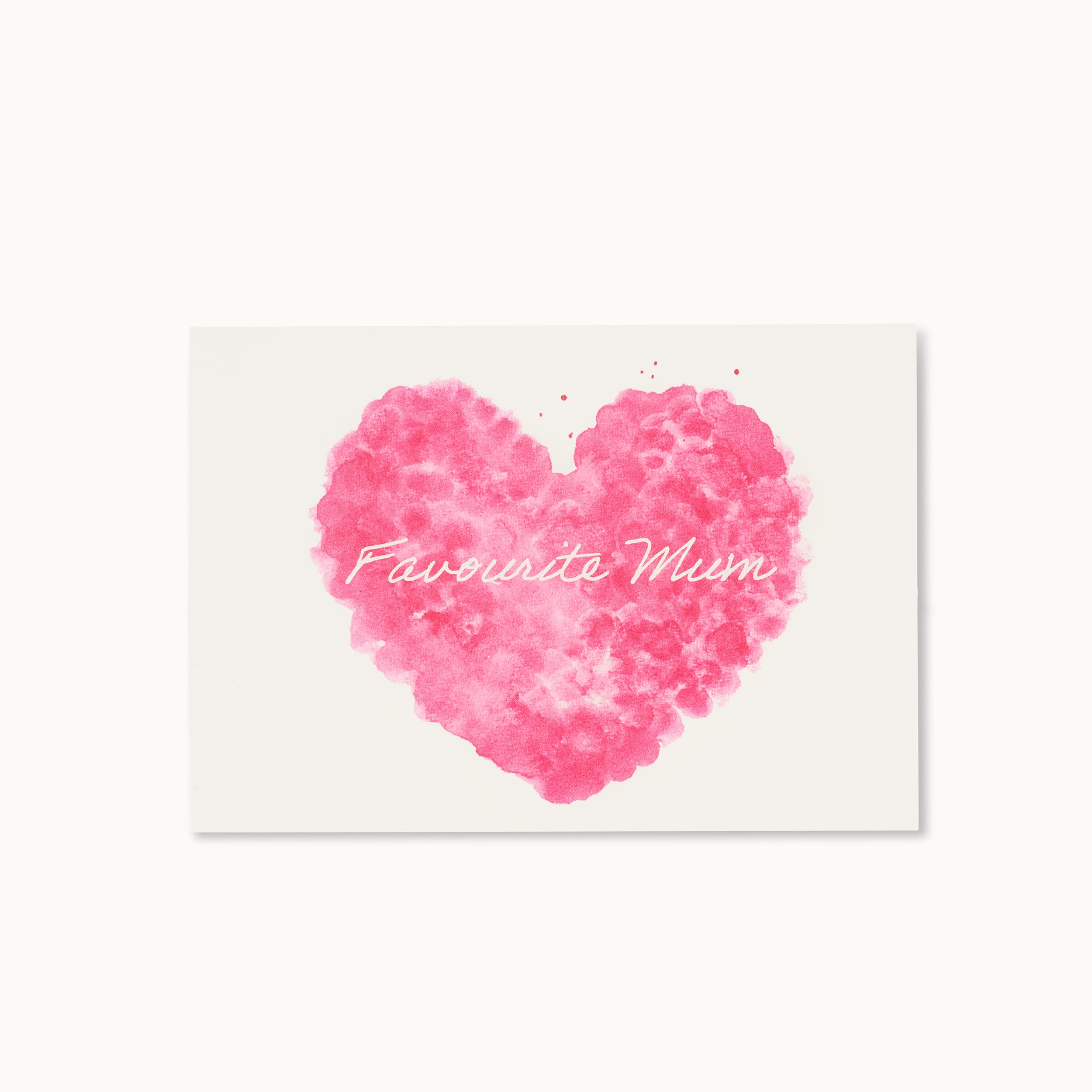 Rosa Aquarell-Herz mit dem Schriftzug "Favourite Mum" in Weiß auf einer Karte.