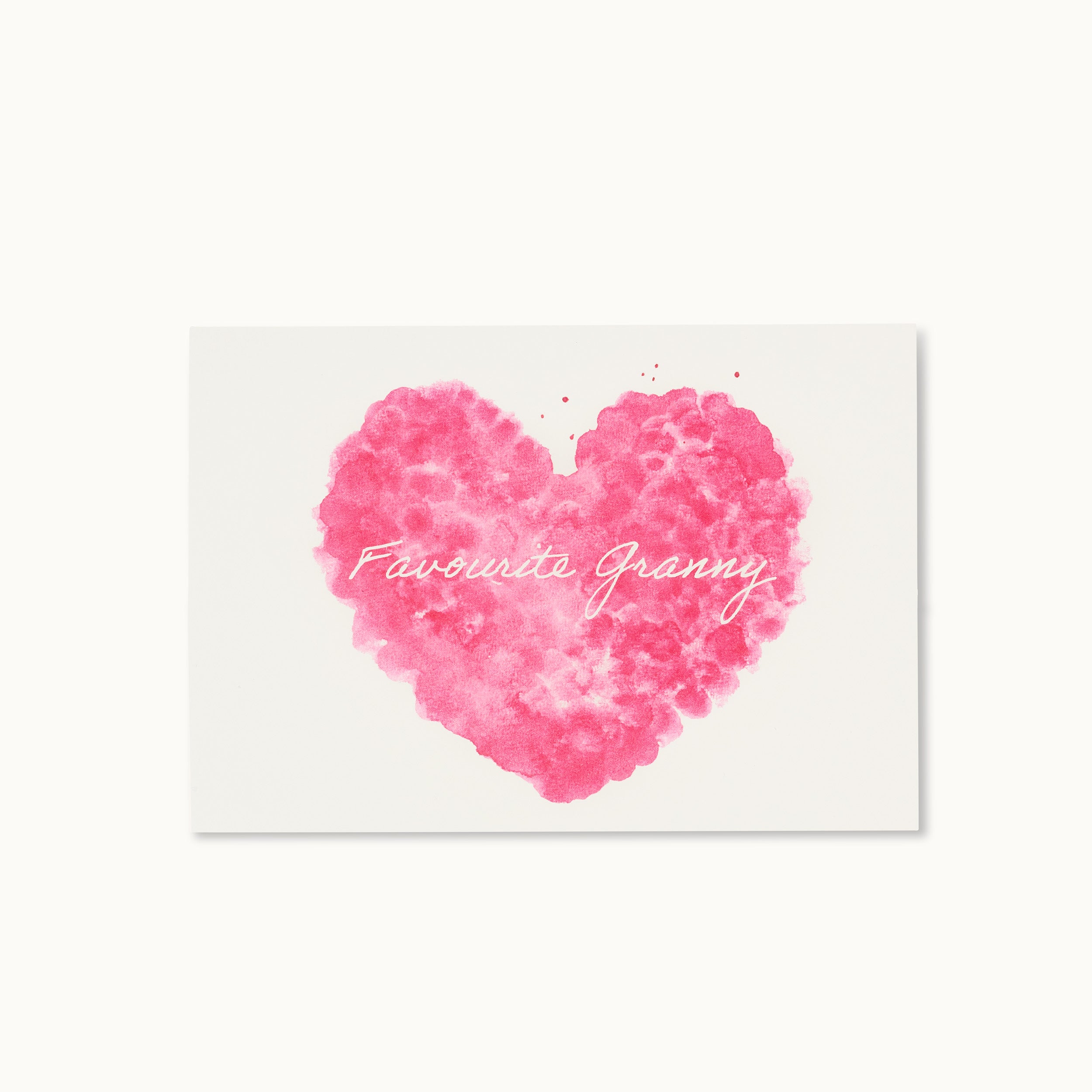 Rosa Aquarell-Herz mit der Aufschrift "Favourite Granny" in weißer Schrift auf weißem Hintergrund.
