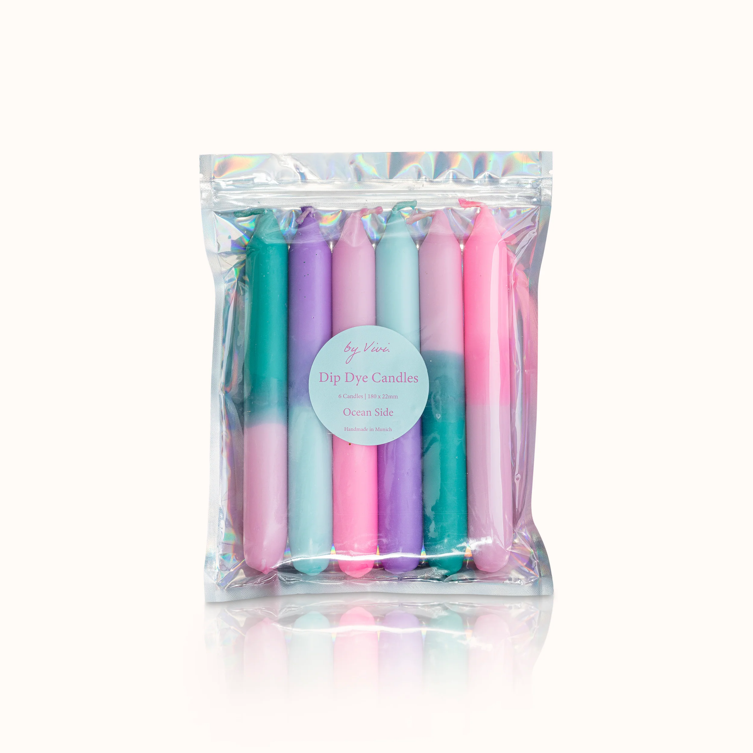 Transparente Verpackung mit sechsbunten Stabkerzen im Dip-Dye-Stil.