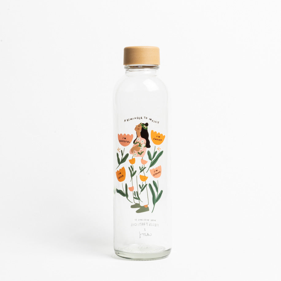 Glasflasche mit einem bunten, floralen Design und einem Motiv einer Frau inmitten von Blumen, auf weißem Hintergrund.