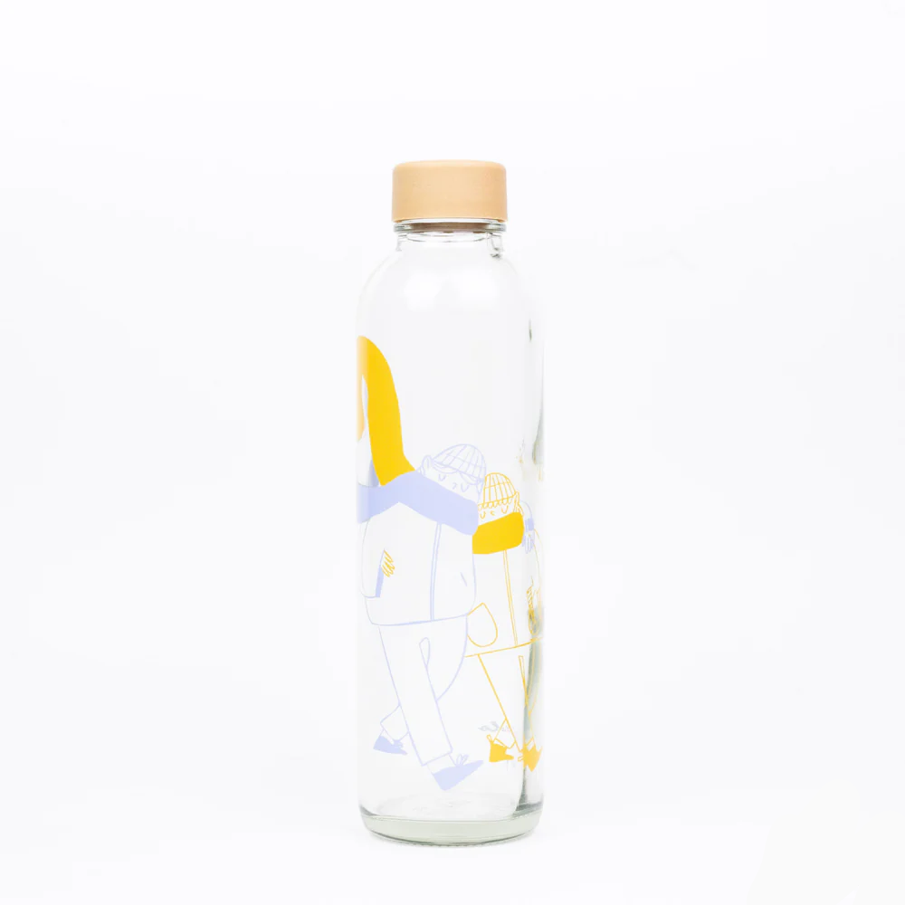 Glasflasche mit Holzdeckel und bunter Illustration von Menschen in Winterkleidung auf weißem Hintergrund.