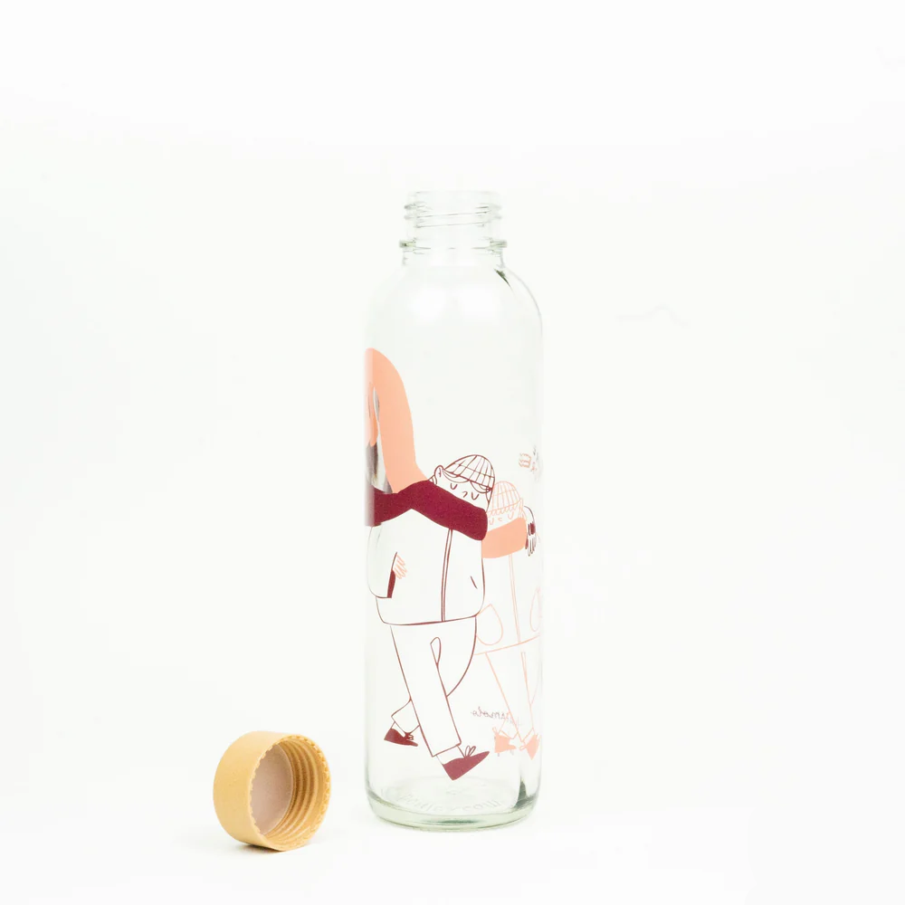 Glasflasche mit illustrierten Figuren und abgenommenem Schraubverschluss auf weißem Hintergrund.