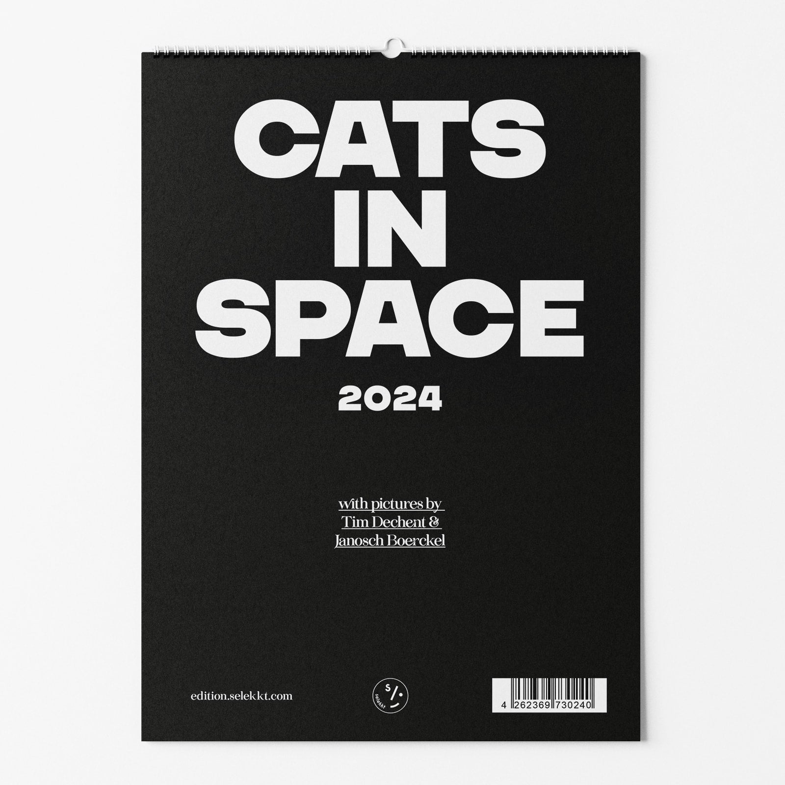 Schwarzer Kalender mit der Aufschrift "Cats in Space 2024" in weißen Buchstaben.