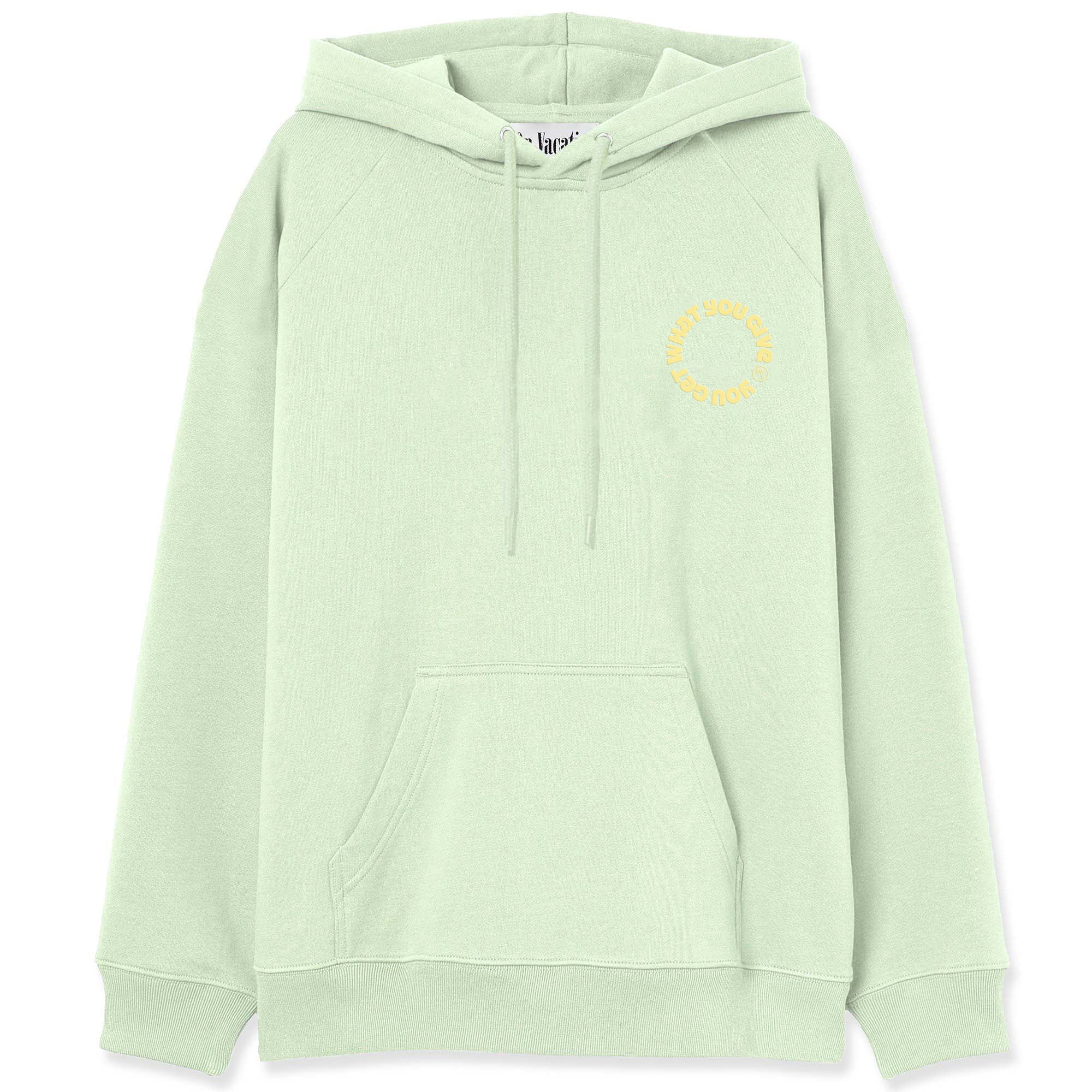 Hellgrüner Hoodie mit Kängurutasche und Kordelzug, kleiner gelber Schriftzug auf der linken Brustseite.