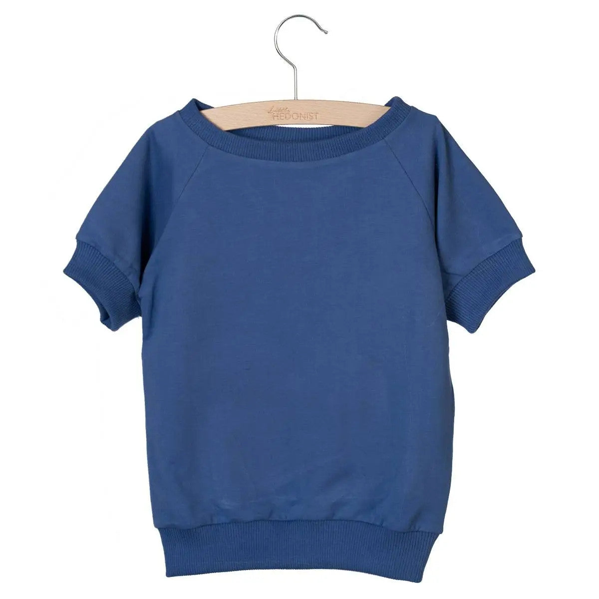 Ein kurzärmeliges, blaues Sweatshirt mit Rundhalsausschnitt hängt auf einem Holzbügel vor einem schlichten weißen Hintergrund.