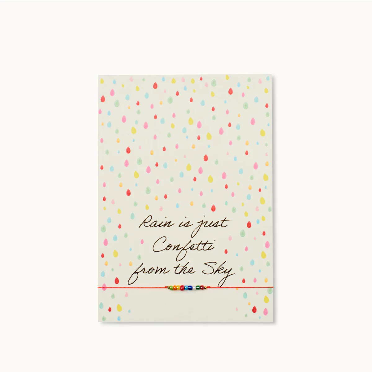 Karte mit bunten Regentropfen, Zitat "Rain is just Confetti from the Sky", und buntem Armband auf roter Schnur.