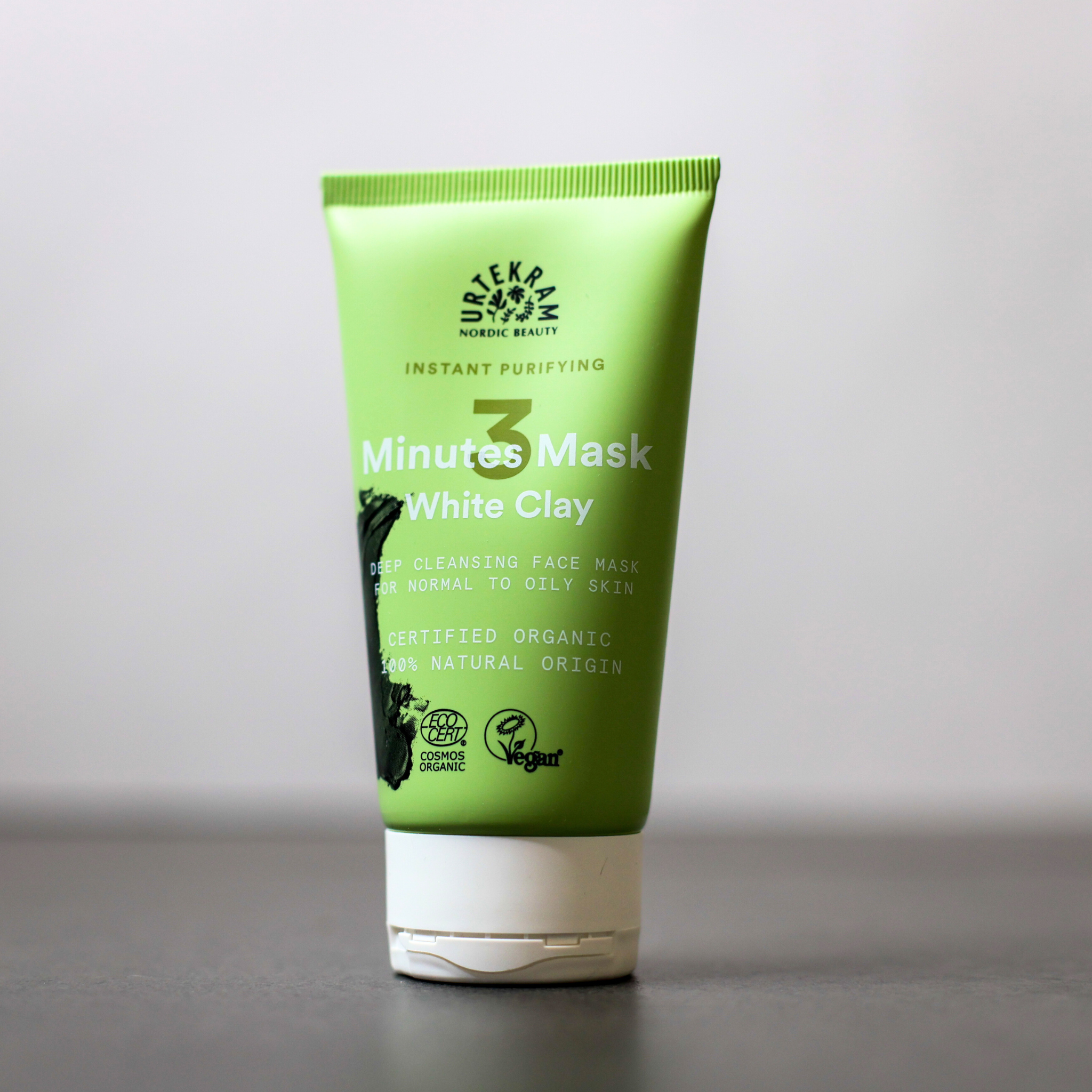 Grüne Tube mit Urtekrams 3-Minuten-Maske aus weißer Tonerde für normale bis fettige Haut, zertifiziert biologisch.