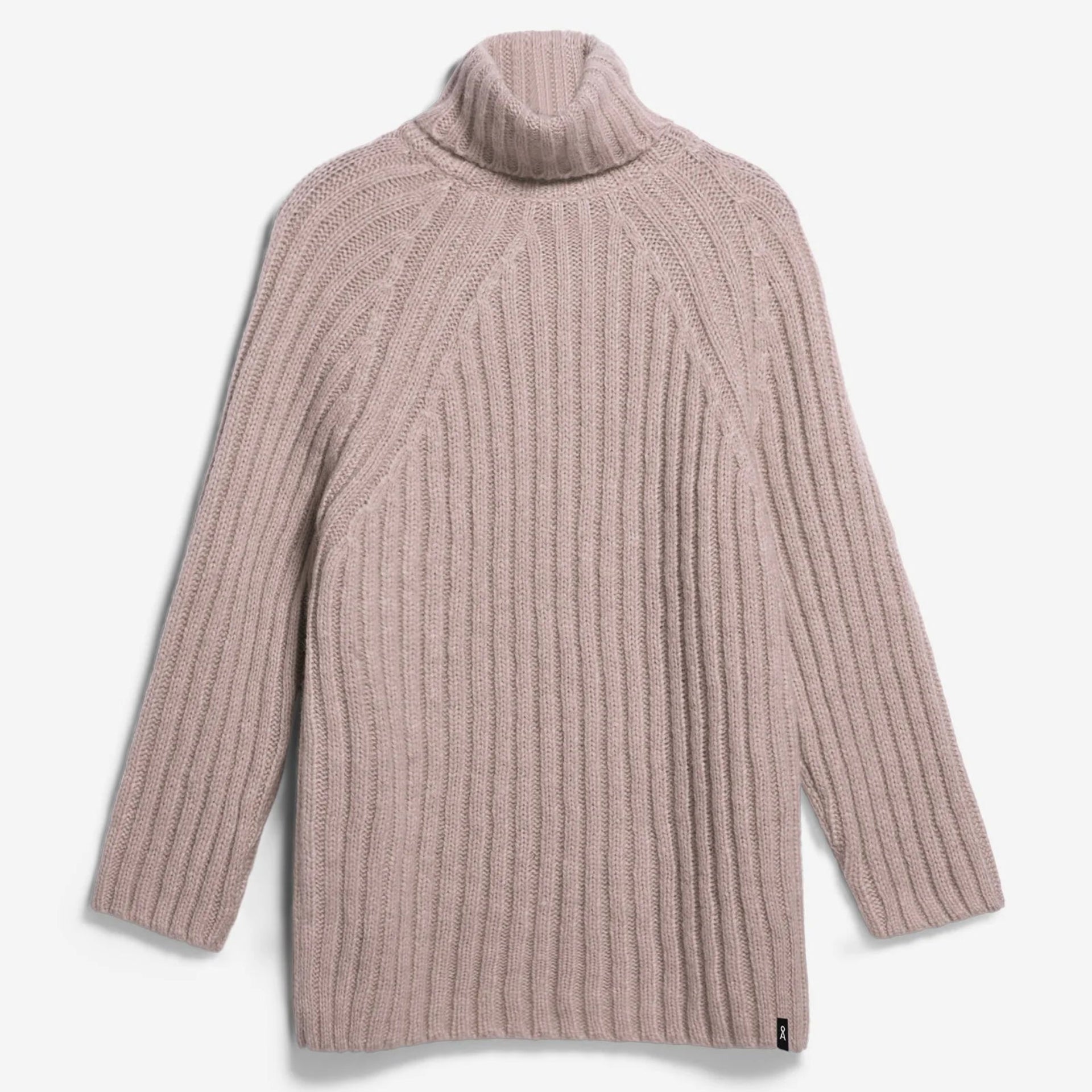 Ein hellrosa, langärmeliger, gerippter Rollkragenpullover liegt flach auf einem weißen Hintergrund. Der Pullover wirkt weich und kuschelig, hat eine lockere Passform und dezente diagonale Rippendetails an den Schultern.