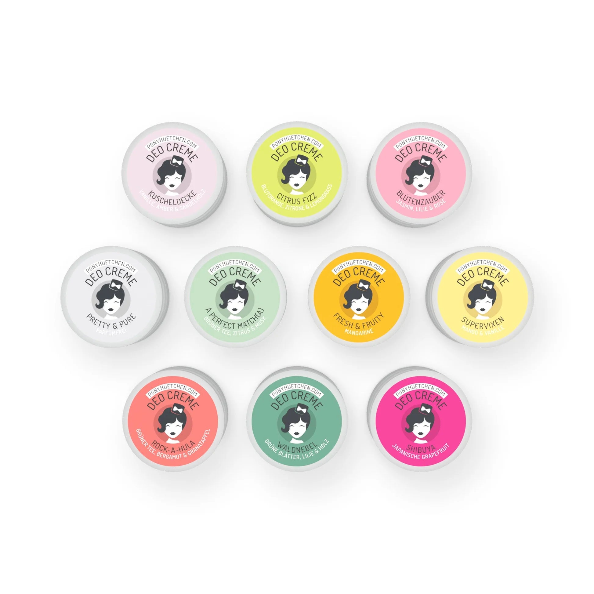 Zehn runde Deo-Cremedosen in verschiedenen Pastell- und Knallfarben sind in einer Dreiecksform auf weißem Hintergrund angeordnet. Jede Dose zeigt ein Frauengesicht im Vintage-Stil und verschiedene Duftnamen.