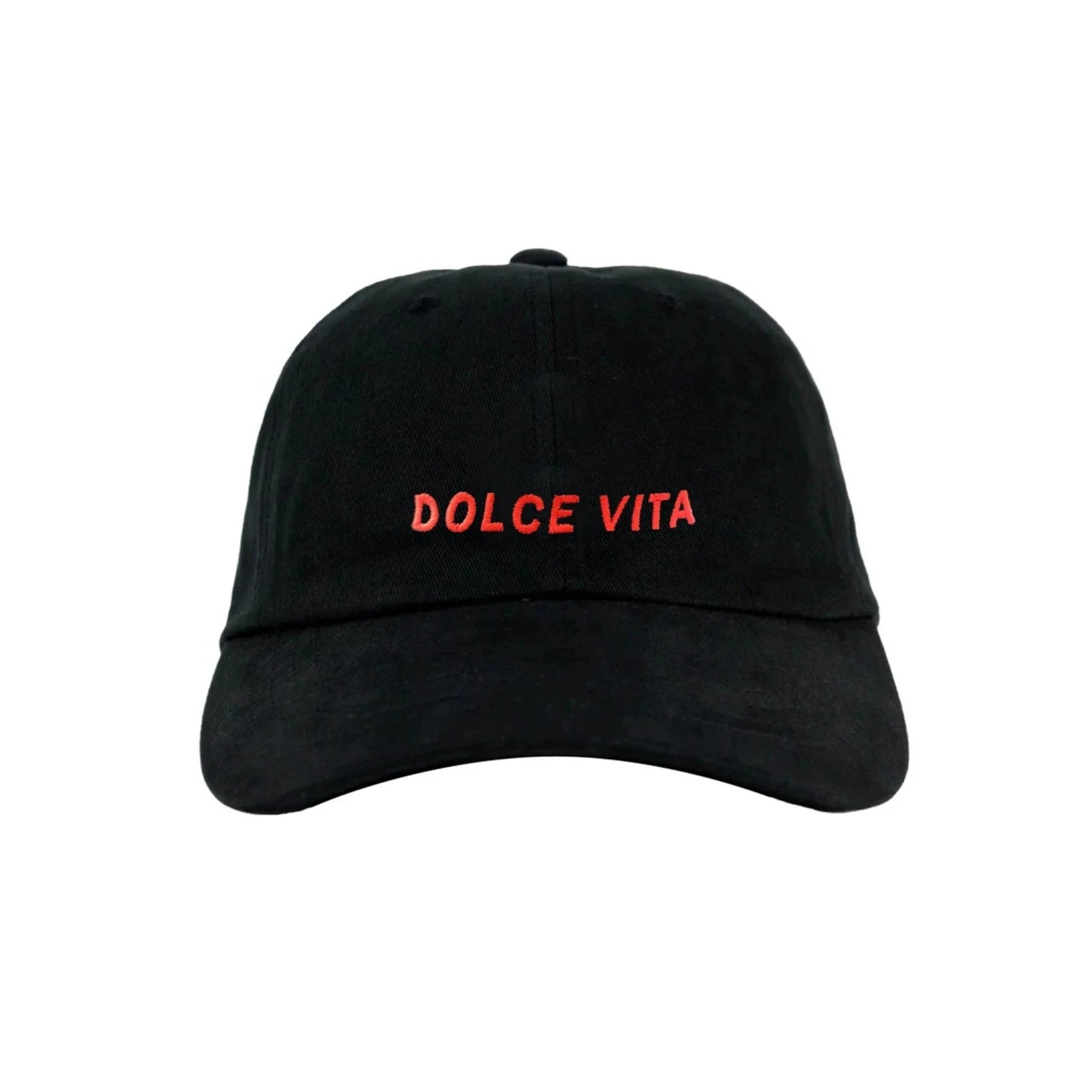 Schwarze Baseballkappe mit rotem Schriftzug "DOLCE VITA" auf der Vorderseite.
